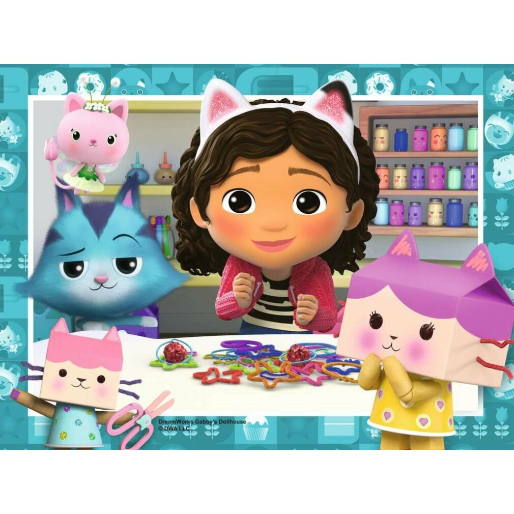 Gabby z kocimi uszami i postaciami kotów. Istnieją materiały do majsterkowania. Tło obejmuje półki z kolorowymi słoikami.