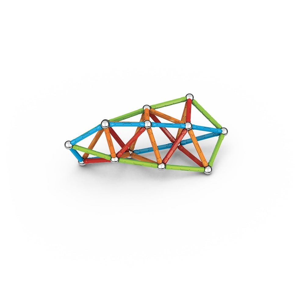 Una struttura geometrica colorata fatta di aste e sfere collegate. I colori includono verde, blu, arancione e rosso, su sfondo bianco.