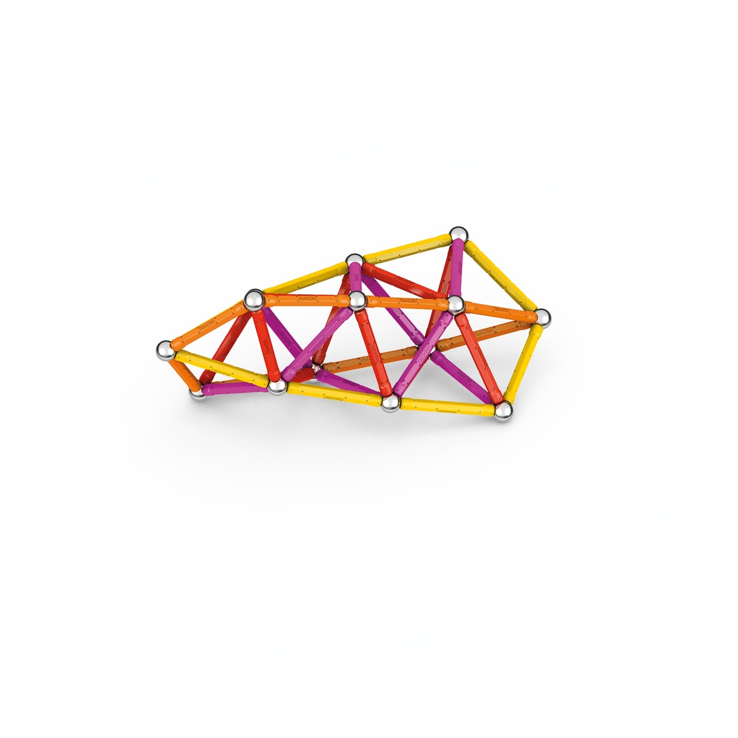 Una struttura geometrica colorata fatta di aste collegate e sfere d'argento, su sfondo bianco.