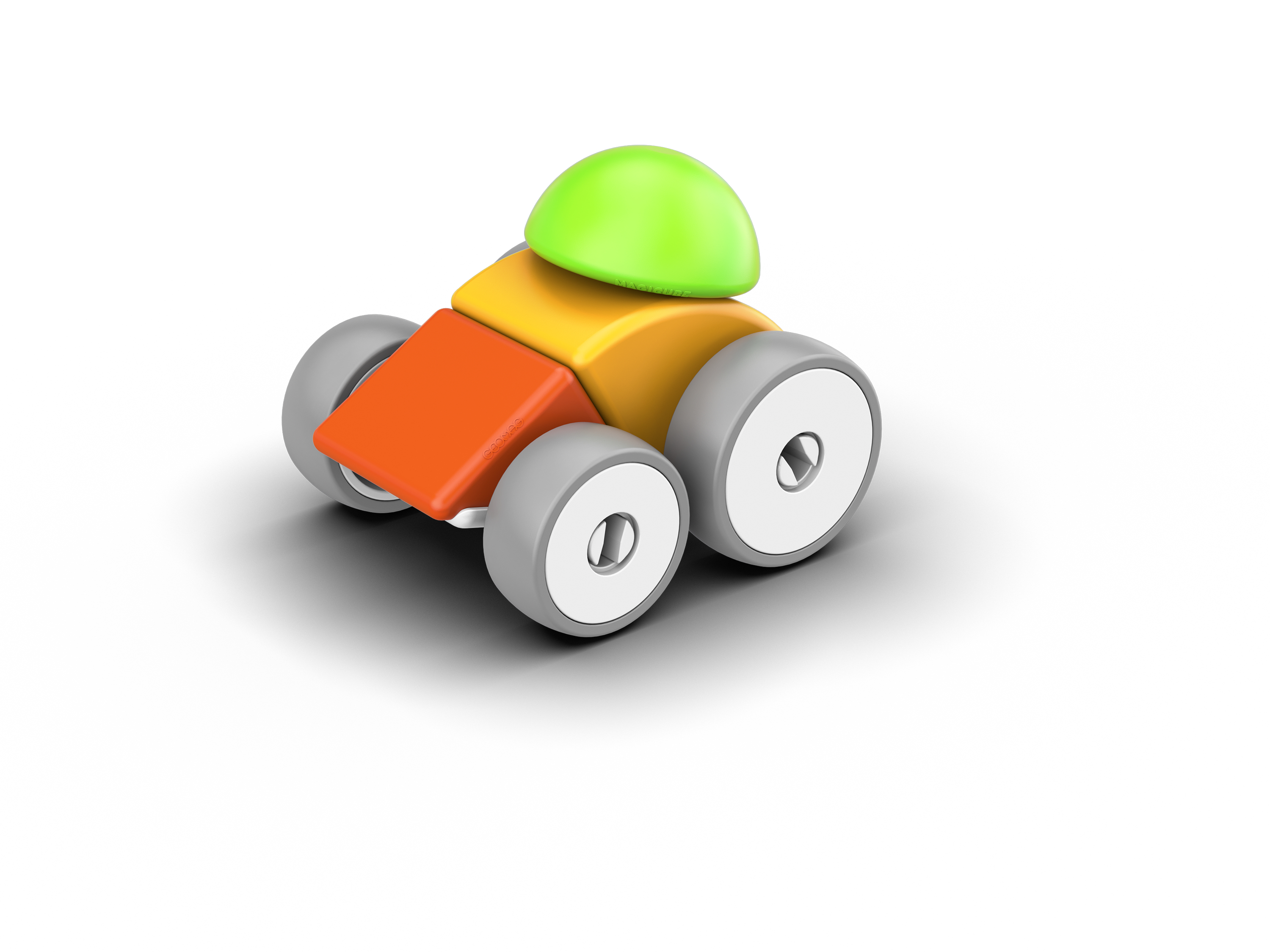 Ein Spielzeugauto mit orangefarbenen, gelben und grünen Teilen. Es hat graue Räder und einen weißen Hintergrund.