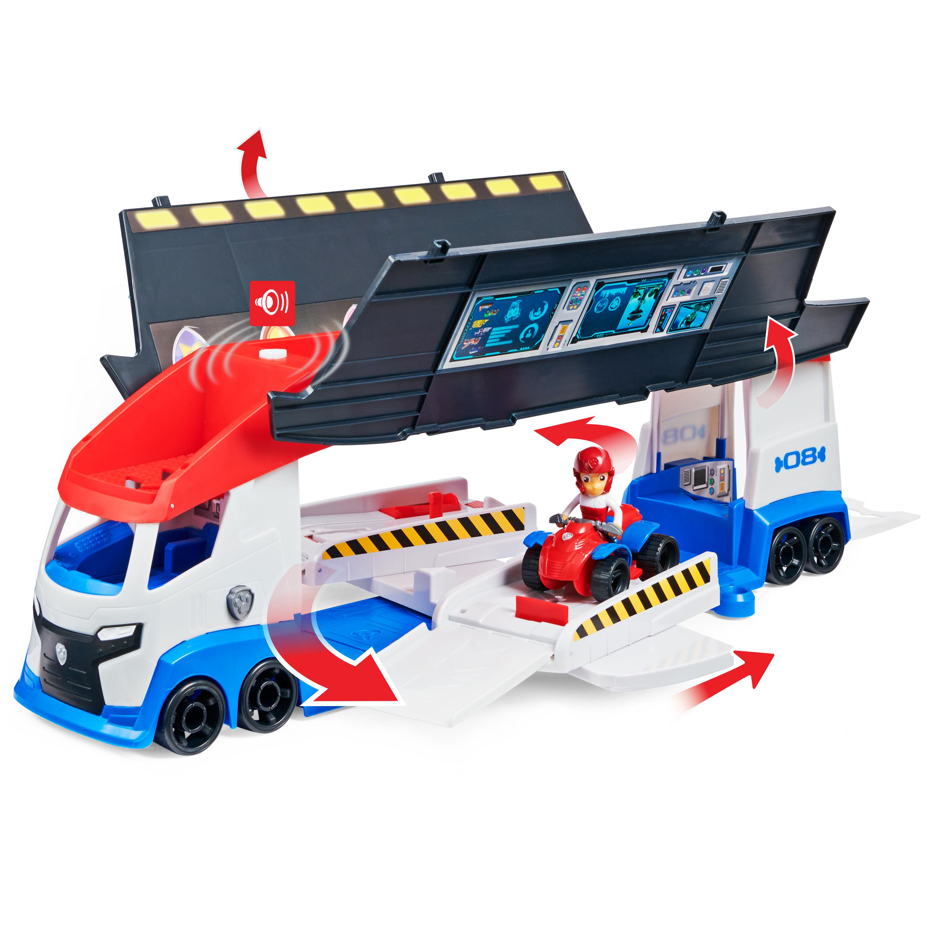 Spielzeug-LKW mit Rampe, rotem ATV und einer Figur eines Mannes im Auto. Der LKW ist weiß, rot und blau.