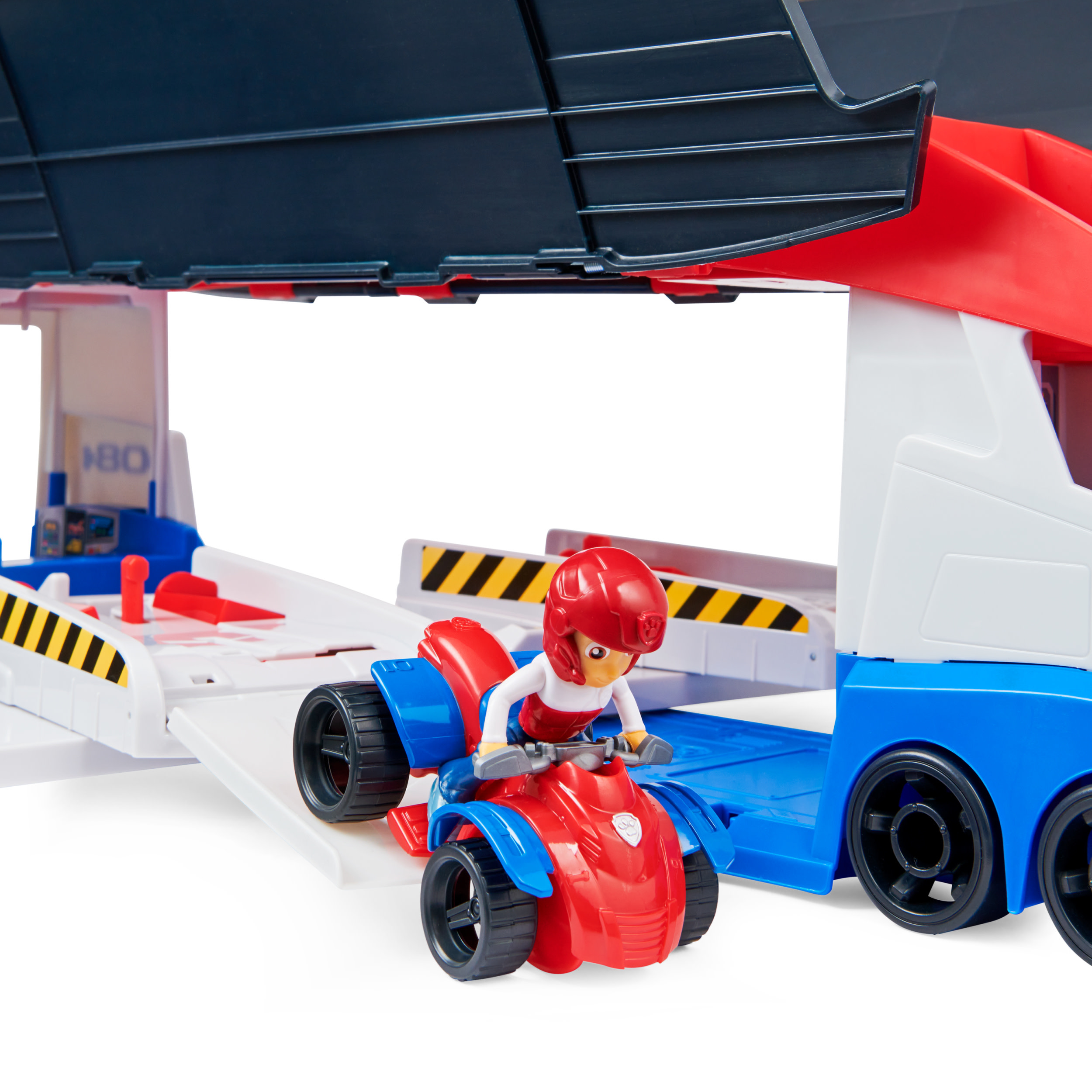 Ein Spielzeug-LKW mit einem roten ATV. Eine Figur mit rotem Helm fährt das ATV. Der LKW ist weiß, rot und blau.