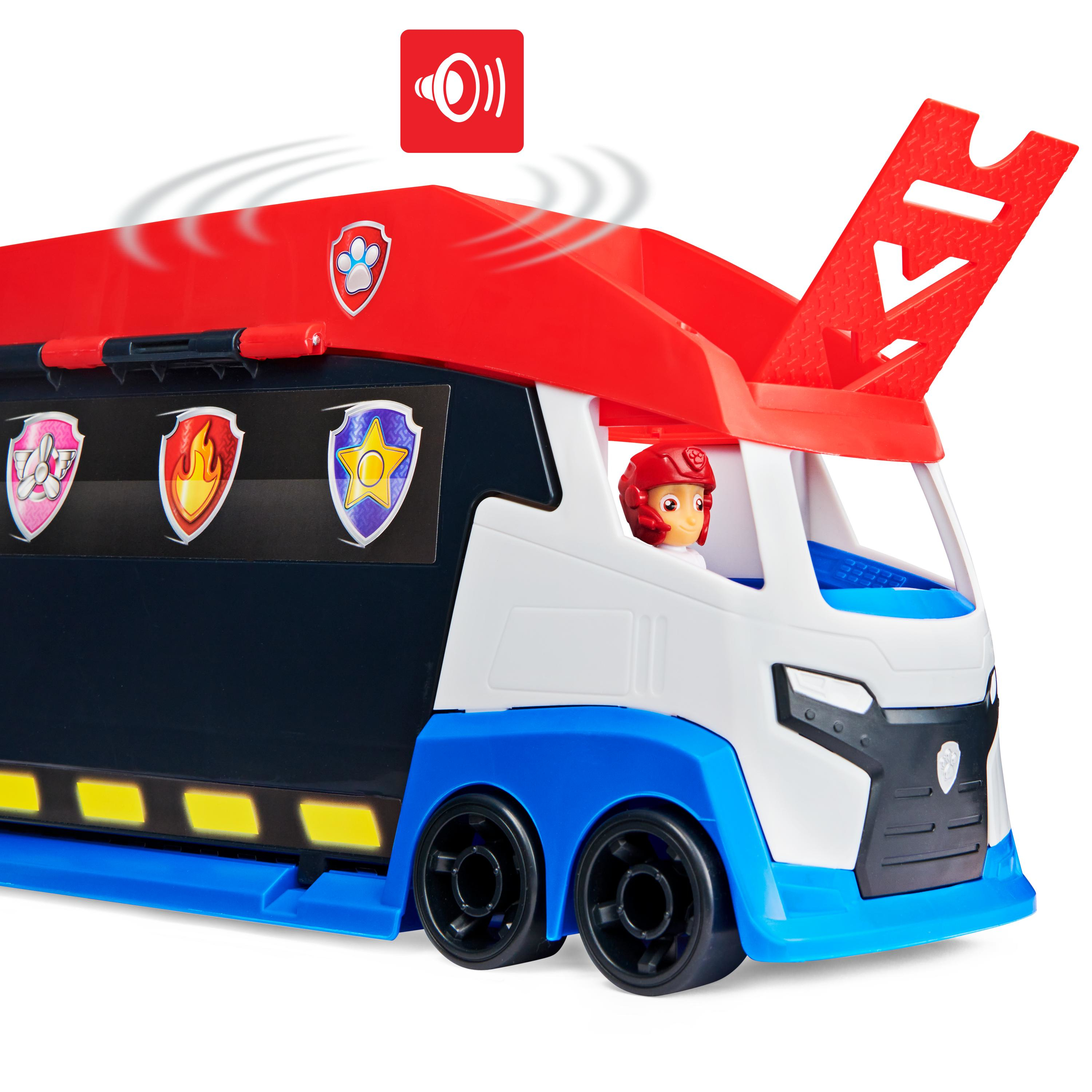 Ein Paw Patrol Spielzeug-LKW. Er hat ein rotes Dach, schwarze Seiten, eine weiße Front und blaue Akzente. Eine Figur sitzt im Cockpit.