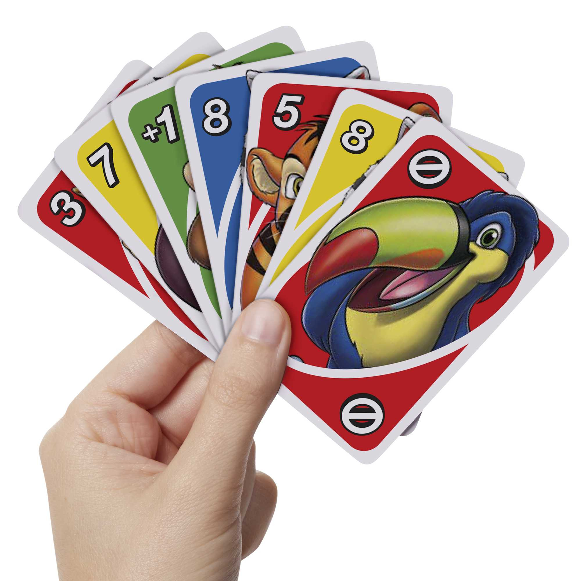 Main tenant un éventail de cartes Uno. Les cartes ont des chiffres et des personnages d'animaux. Le fond est blanc.