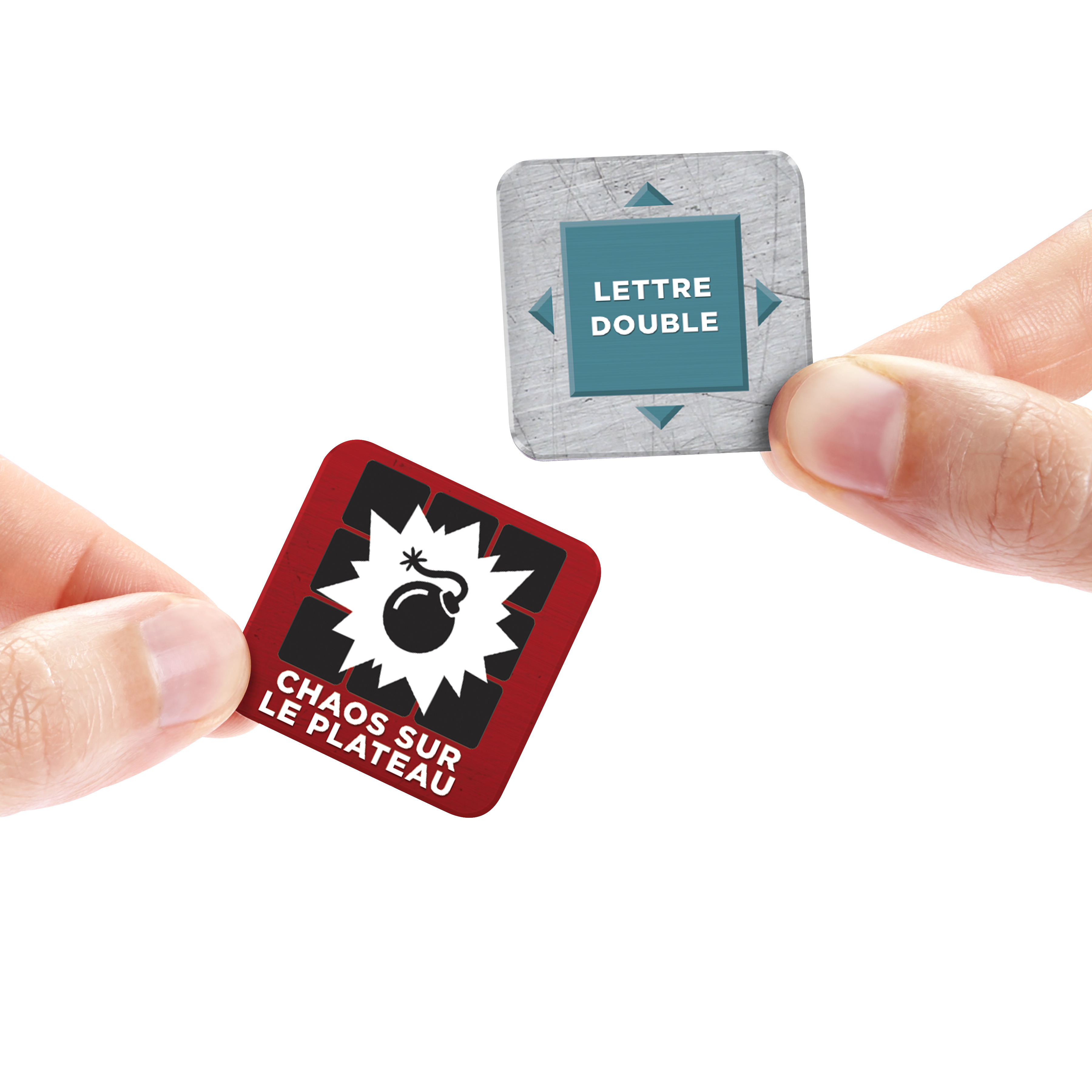 Ręce trzymają dwie płytki do gry. Jedna mówi 'Lettre Double', druga 'Chaos sur le plateau' z bombą.