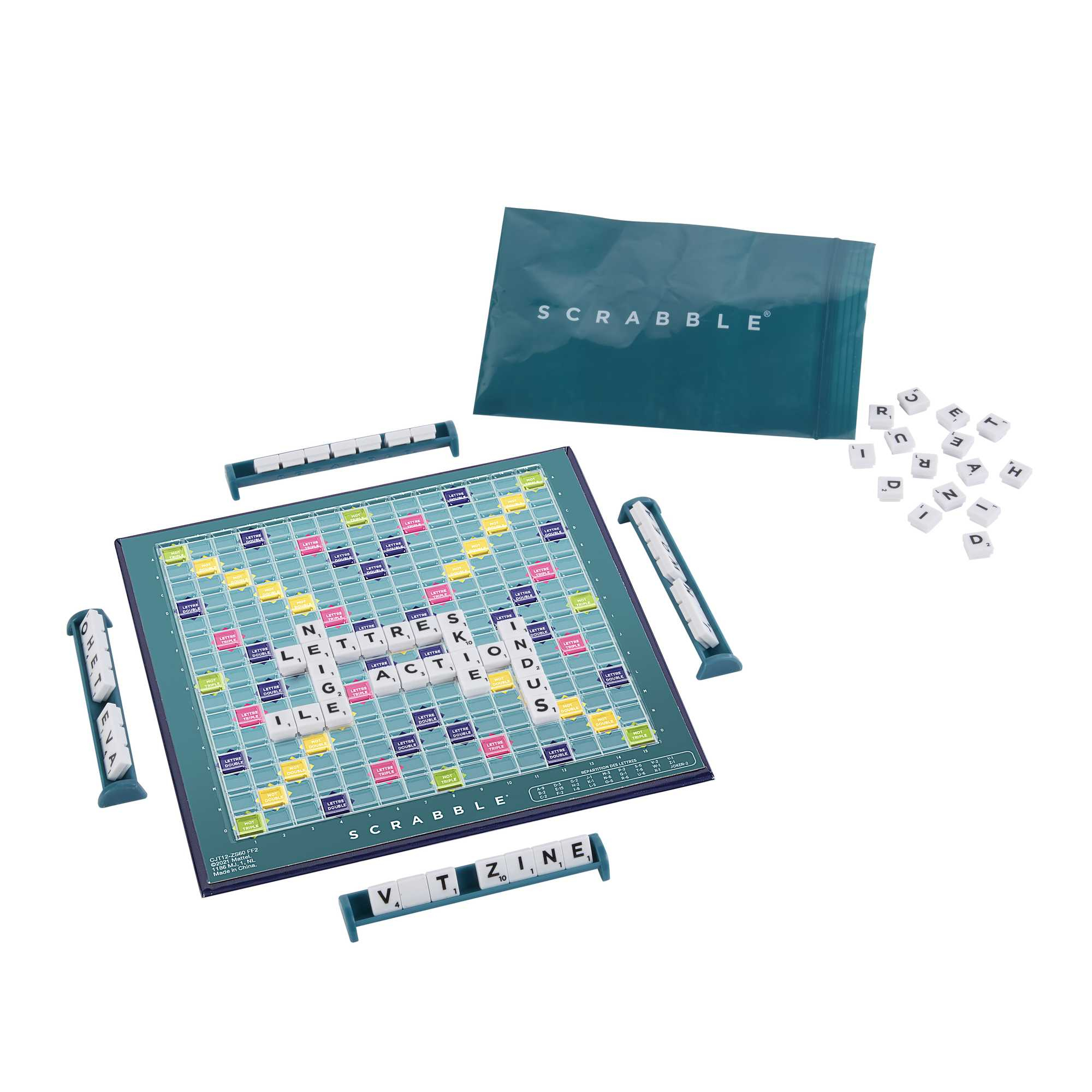 Scrabble bordspel met tegels, een tas en rekken. Het bord is blauw en groen, de tegels hebben letters.