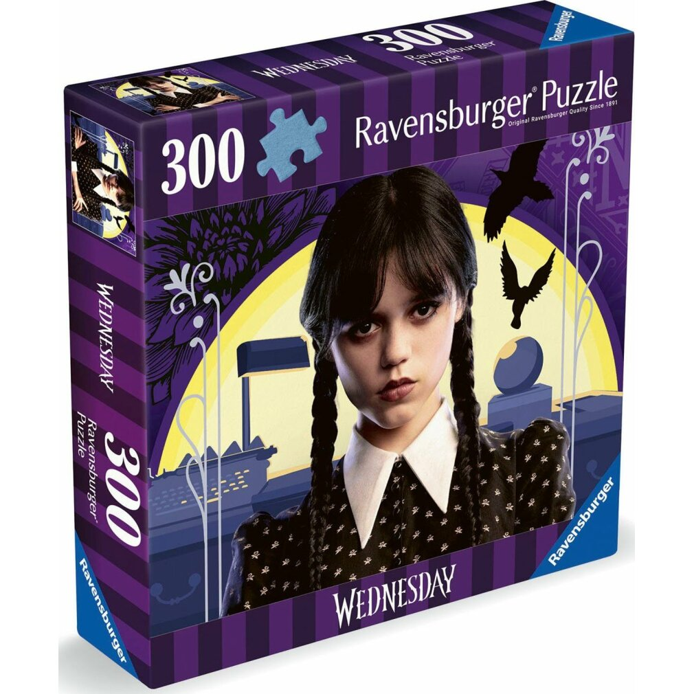 Pudełko z puzzlami z Wednesday Addams. Ma czarne warkocze i nosi czarną sukienkę. Napisano Ravensburger i puzzle 300 elementów.