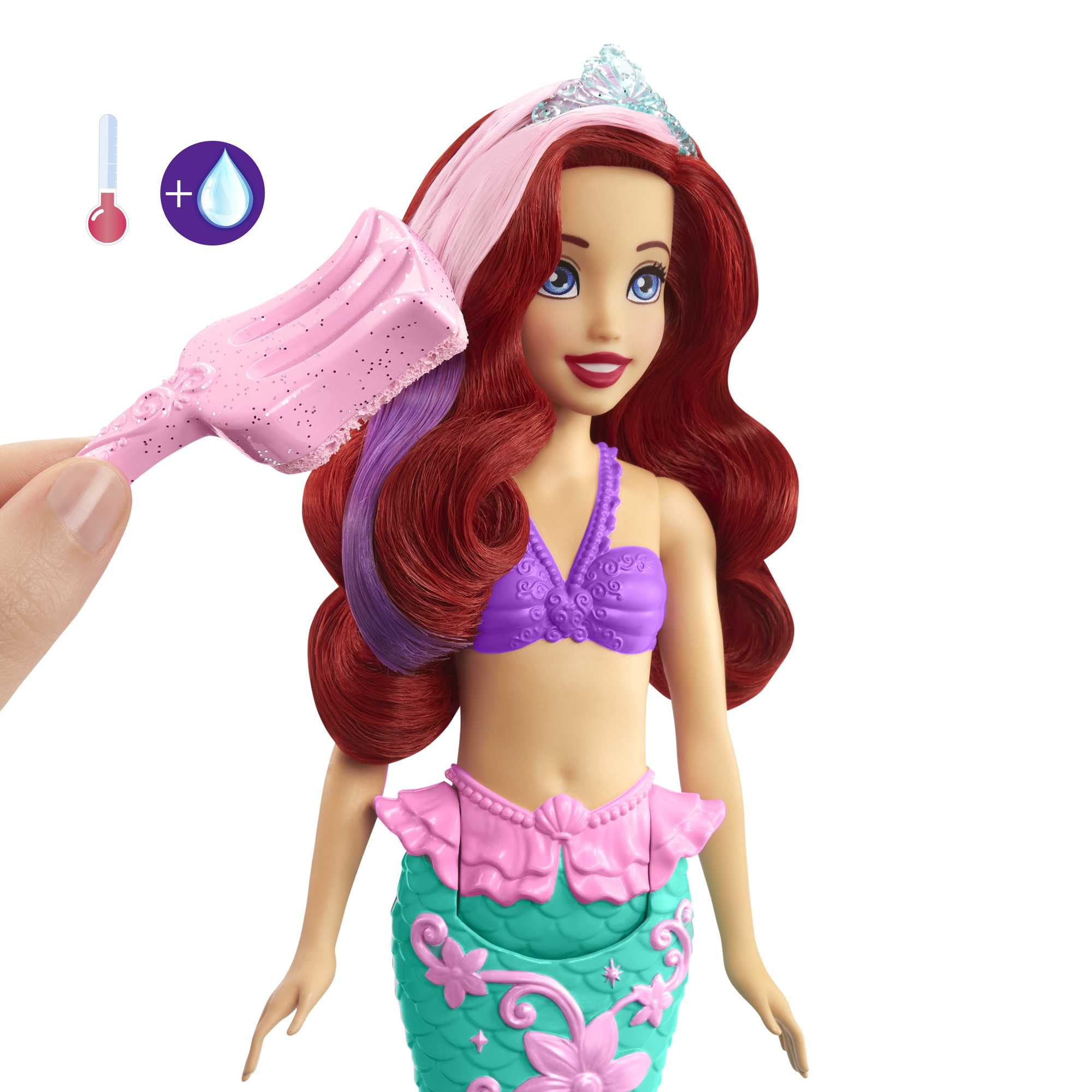 Ariel-Puppe mit rotem Haar, lila Oberteil und grünem Schwanz. Eine Hand hält ein rosa Haaraccessoire. Wasser- und Hitze-Icons.