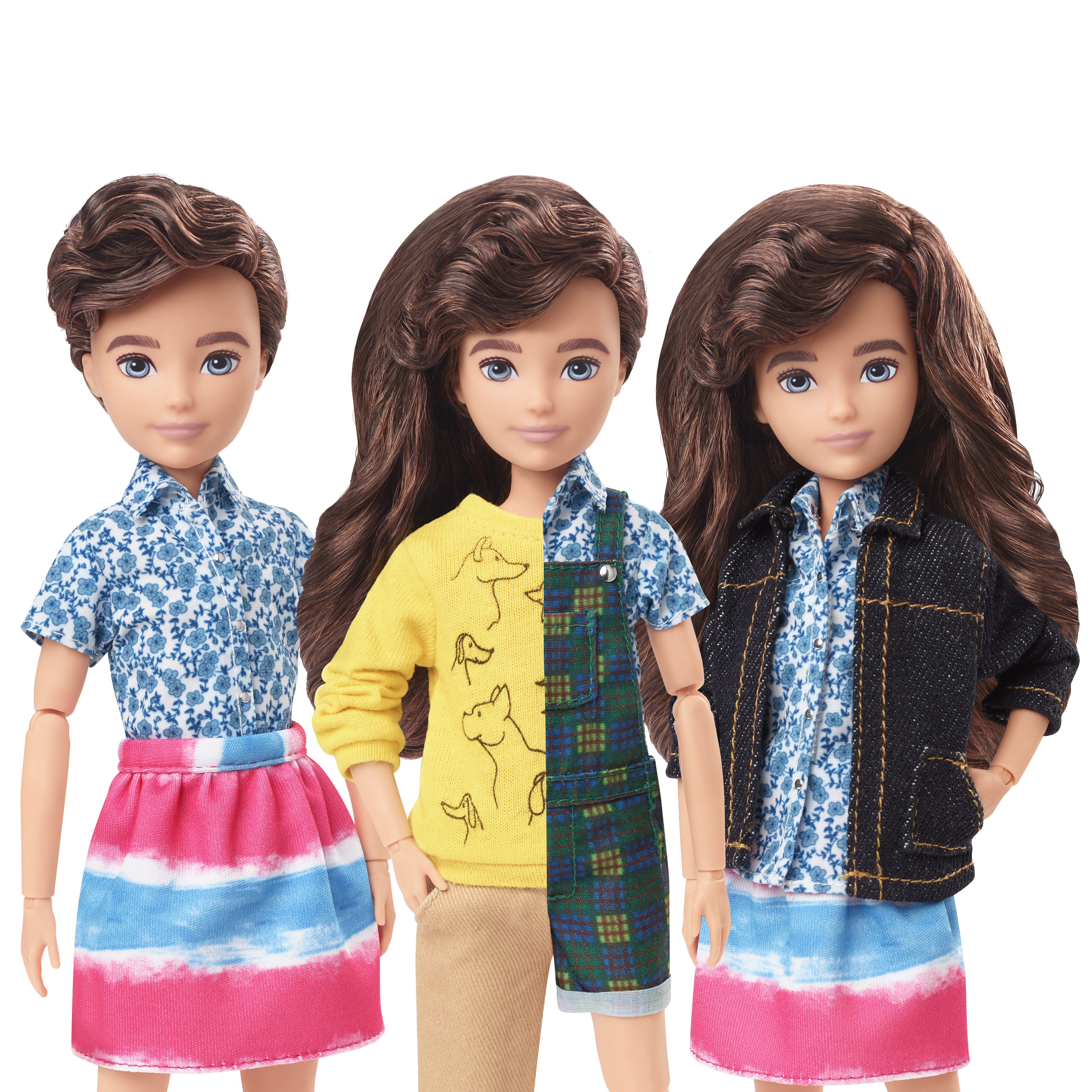 Trzy lalki z brązowymi włosami i niebieskimi oczami. Każda ma inny strój: koszulę w kwiaty, dżinsową kurtkę i sweter.