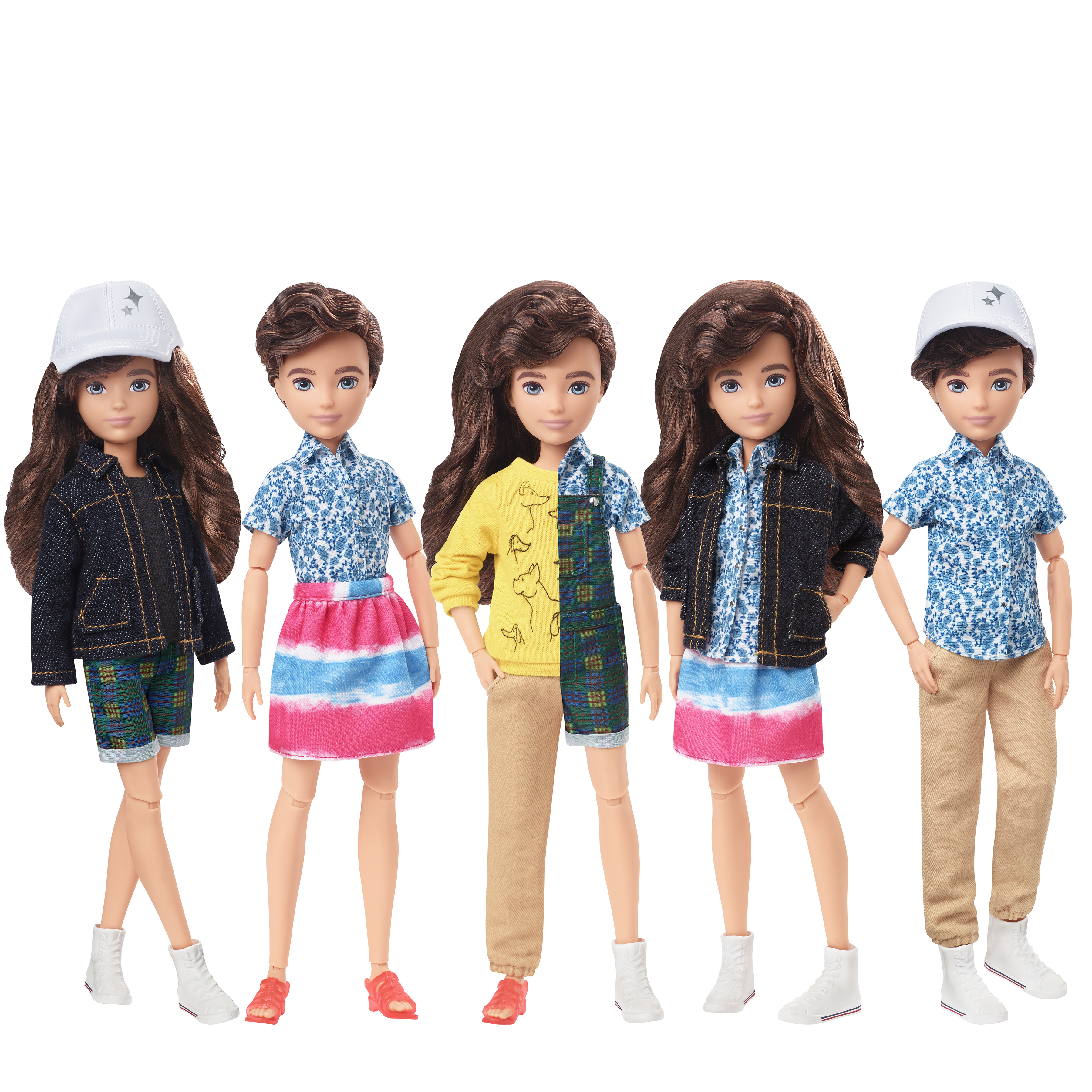 Pięć lalek na białym tle. Ubrane są w codzienne stroje, w tym dżinsowe kurtki, kwieciste koszule oraz szorty lub spódnice.