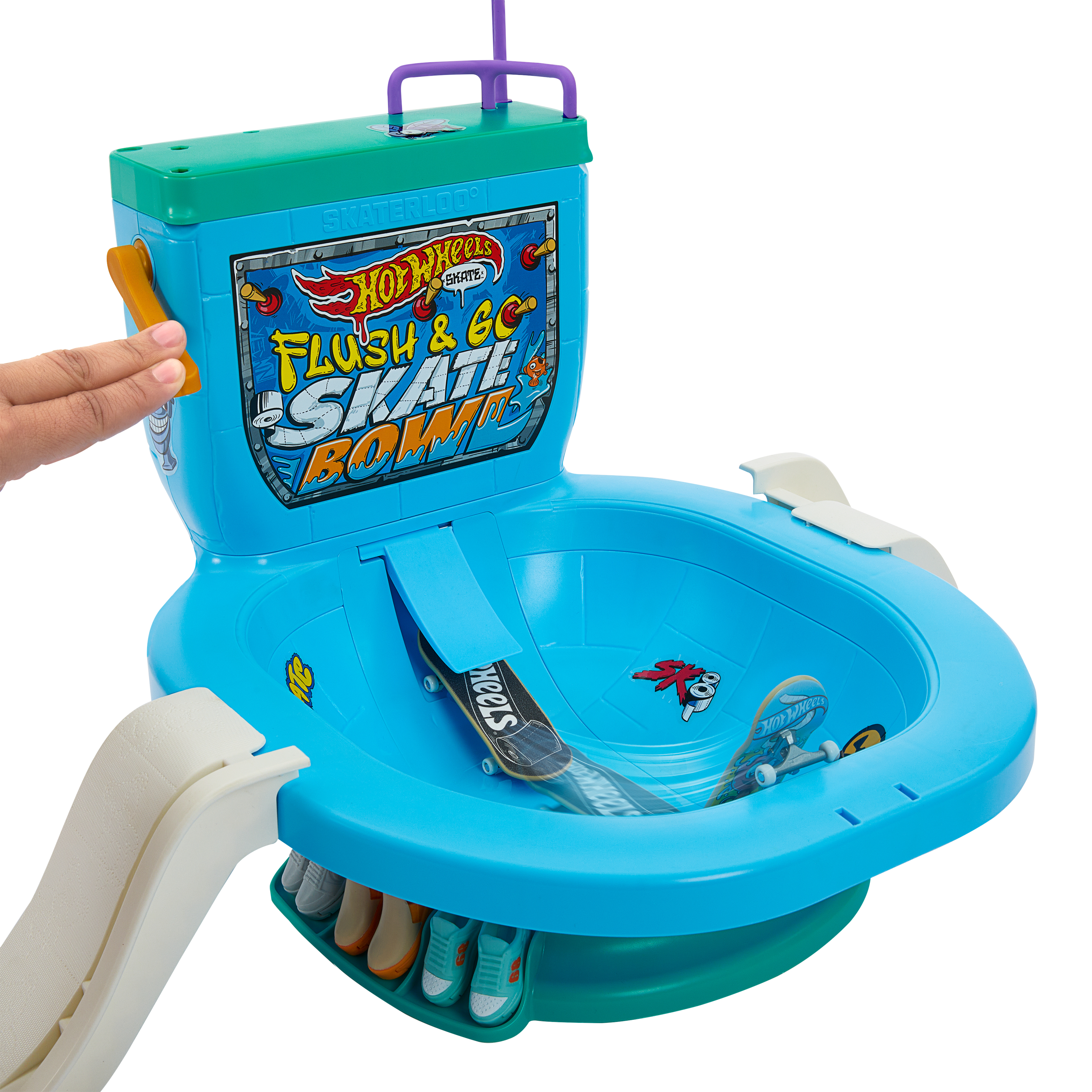 Een blauw Hot Wheels Skate Bowl speelgoed. Het heeft een helling, een toiletvorm en kleine skateboards.
