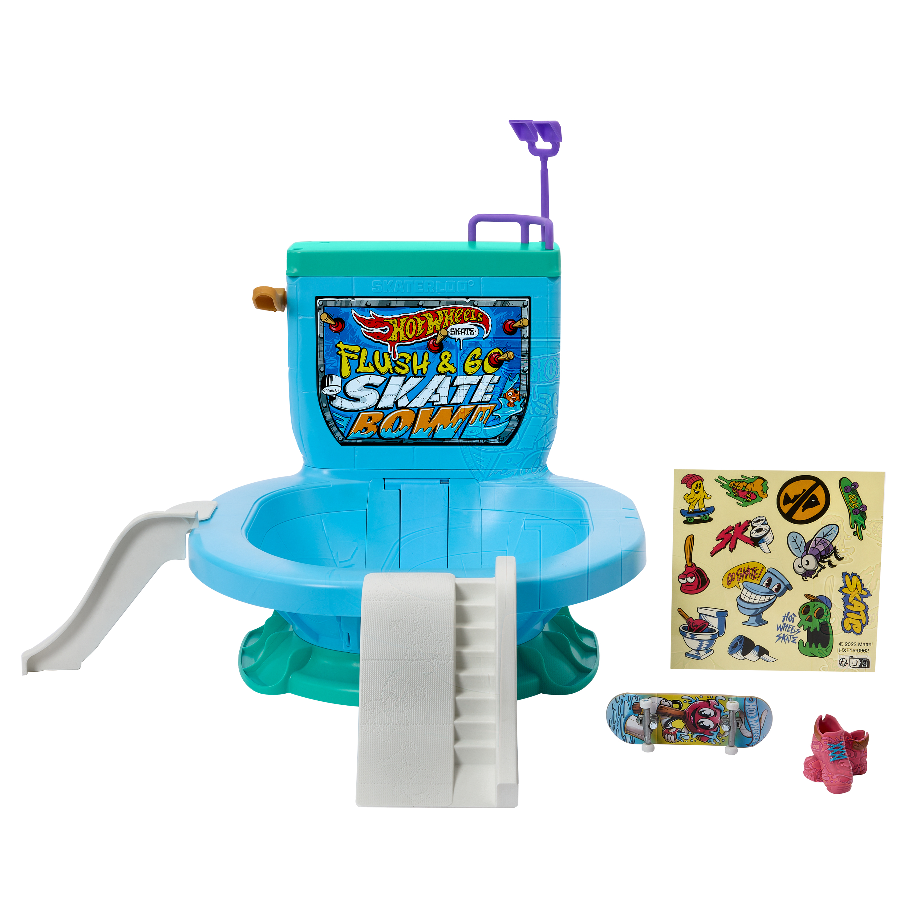 Een Hot Wheels Skate Bowl speelset met stickers, skateboard en roze schoenen. Voorzien van een blauwe toiletvormige skate bowl.