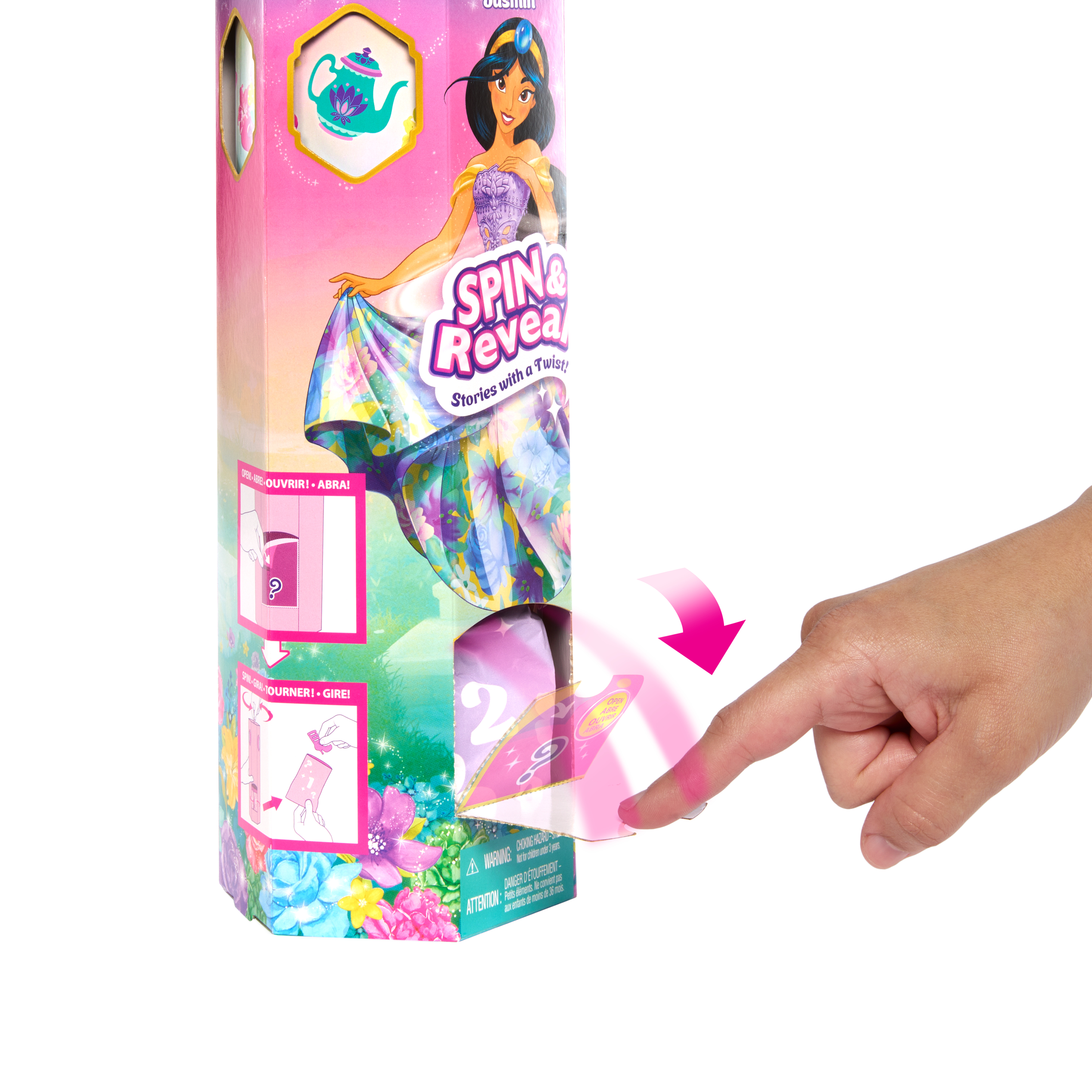 Ręka otwiera pudełko z księżniczką Disneya. Pudełko ma instrukcje i różową strzałkę. Tło jest białe.