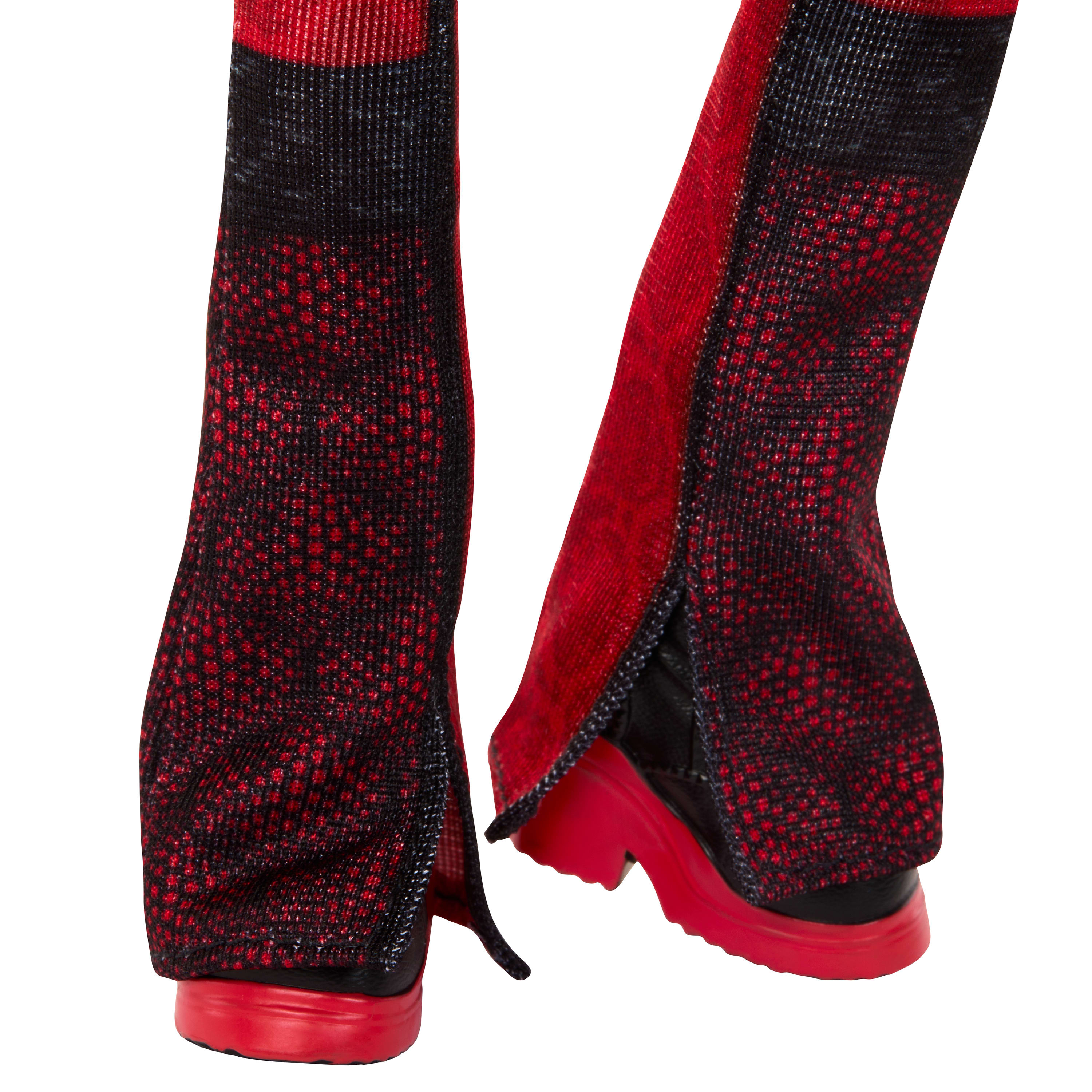 Zbliżenie dwóch nóg w czerwono-czarnych legginsach i czerwonych butach z czarnymi podeszwami.