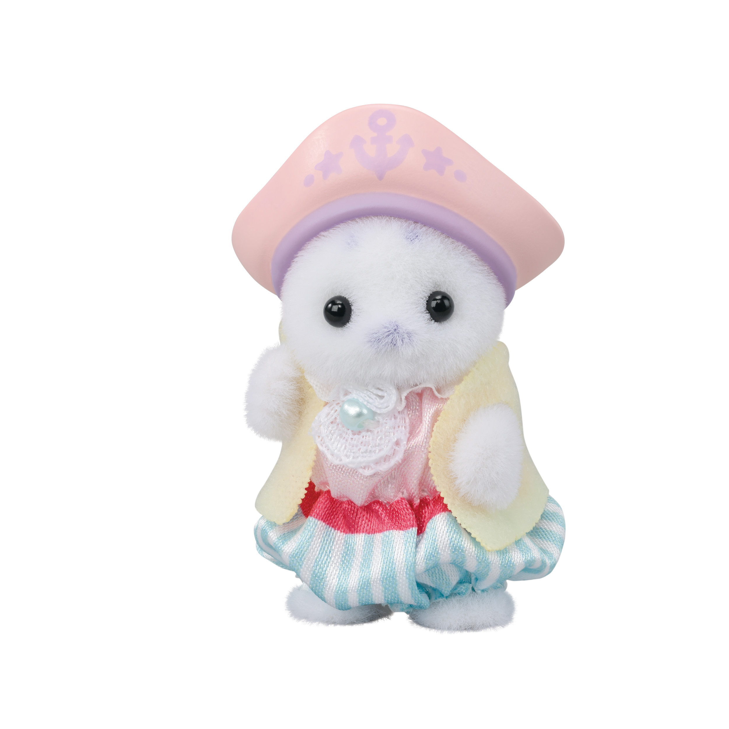 Un juguete de foca blanca con gorro rosa con ancla, chaleco amarillo y pantalones a rayas, con collar de perlas.