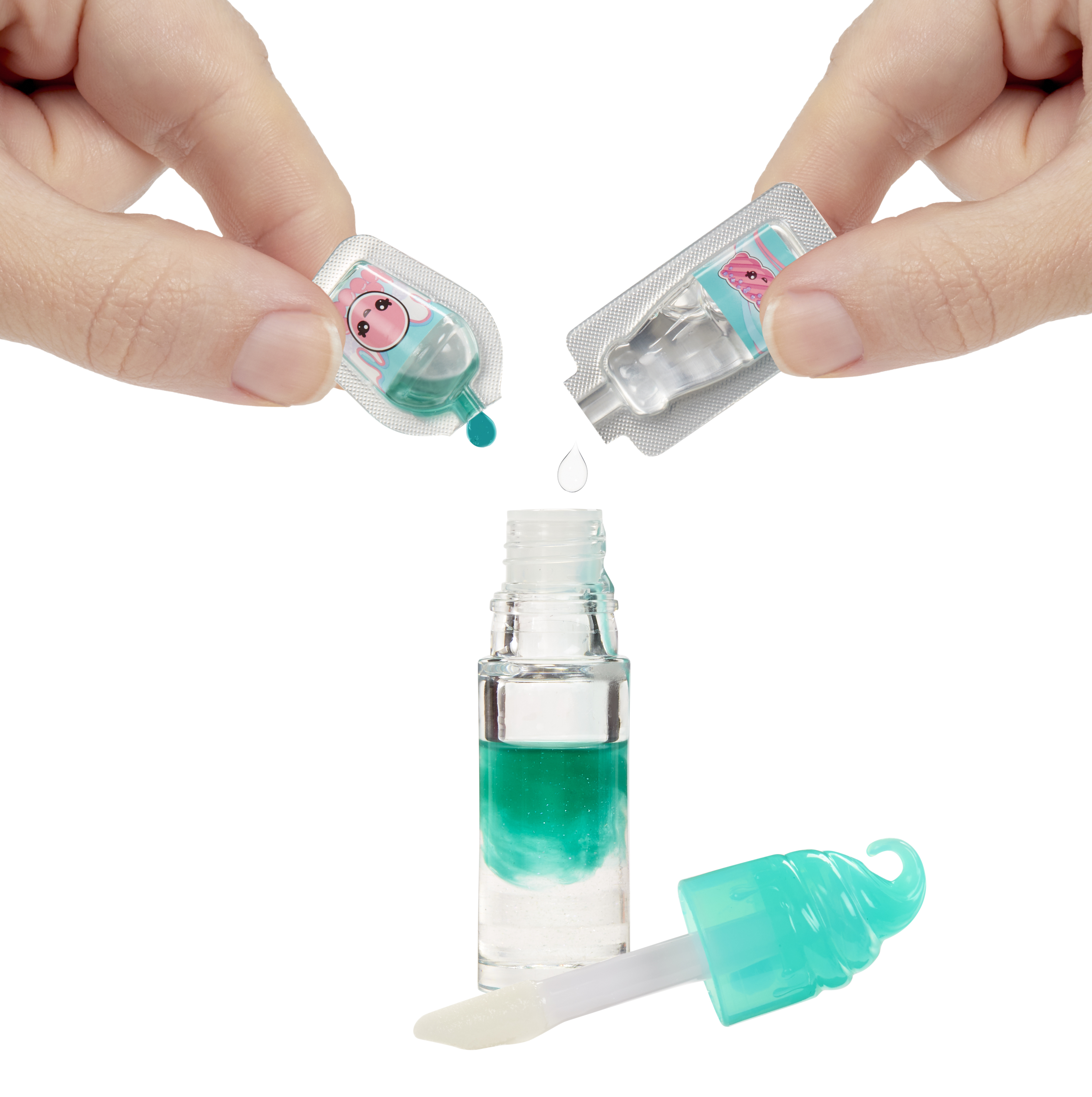 Ręce trzymają opakowania wlewając płyn do butelki z zielonym płynem, obok aplikator. Białe tło.