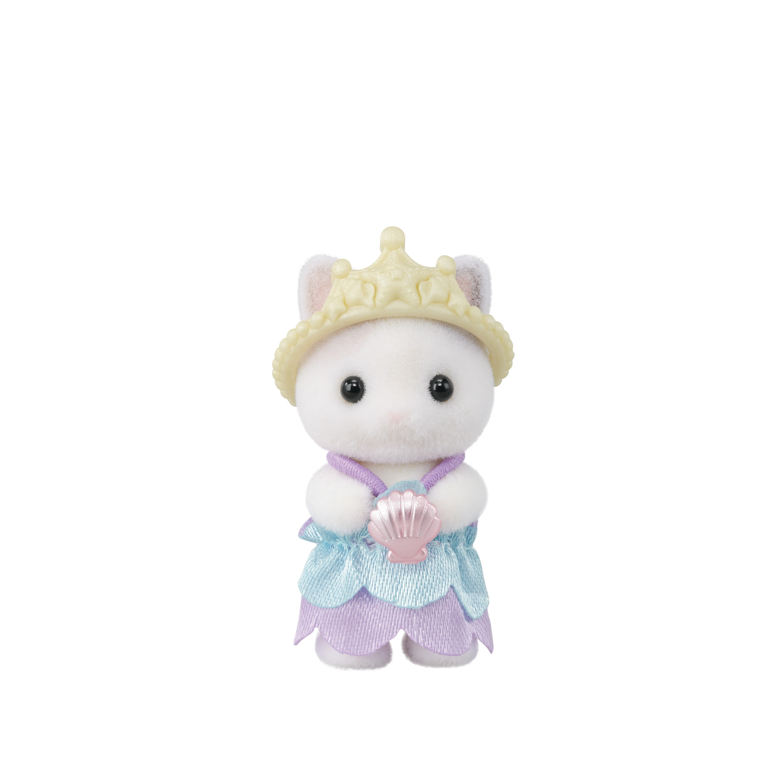 Una figura de gato blanco con corona amarilla, vestido azul y collar de concha rosa sobre fondo blanco.
