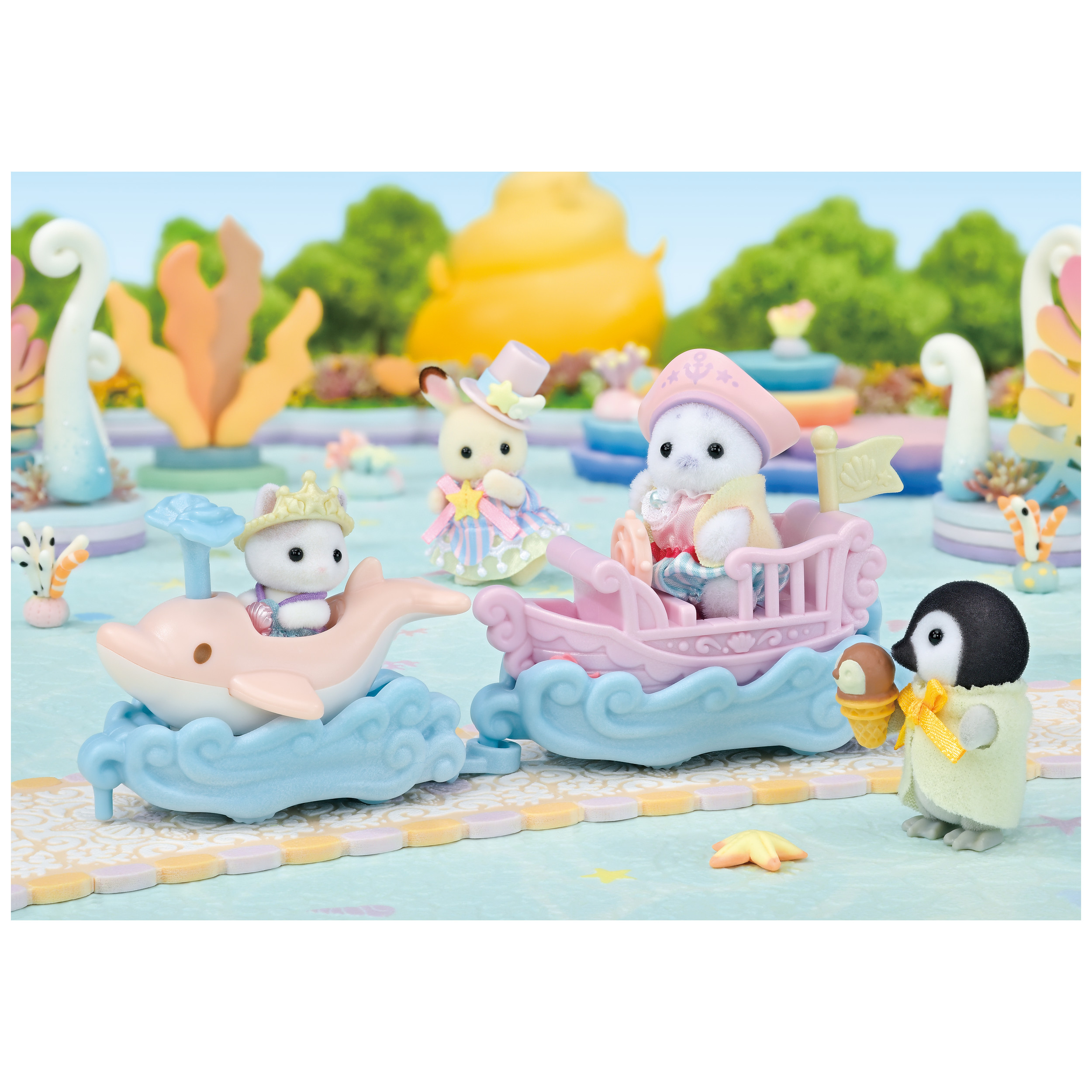 Una escena con animales de juguete en botes. Un pingüino tiene un helado. El fondo tiene un parque con árboles y criaturas marinas.