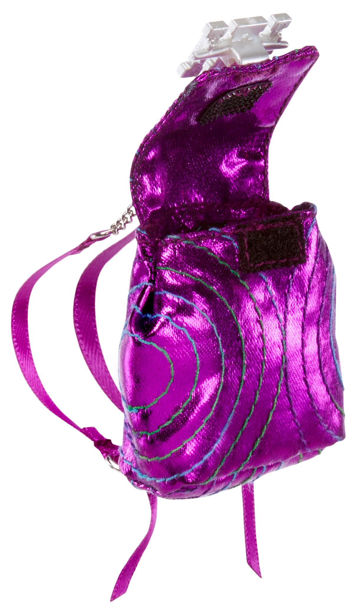 Metaliczny fioletowy plecak z zielonymi i niebieskimi szwami. Ma srebrny łańcuszek i paski. Na górze biały przedmiot.