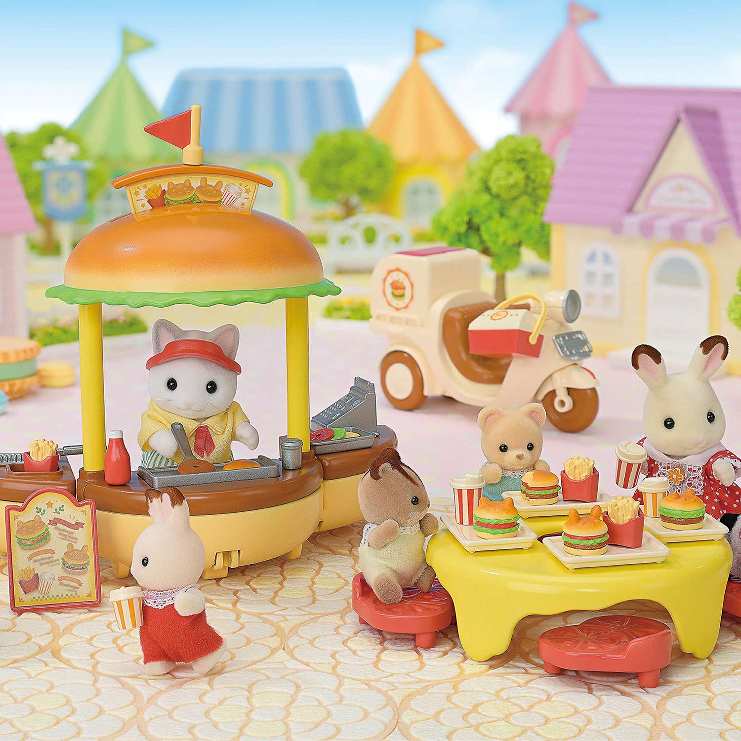 Una escena de juguete presenta figuras de animales en un puesto de hamburguesas y mesas. Un conejo lleva papas fritas, otros comen hamburguesas y papas fritas. Un scooter de reparto.