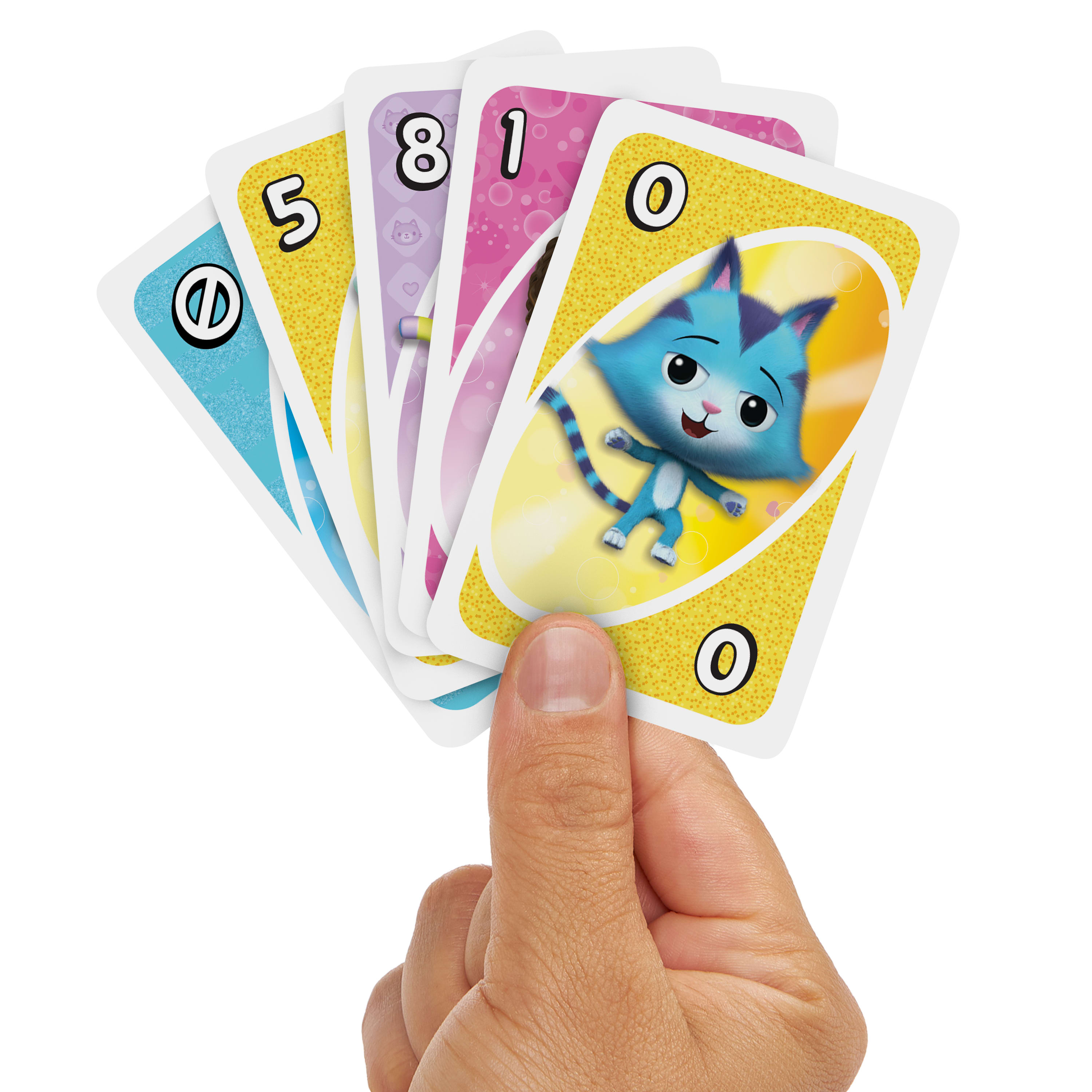 Hand die Uno-kaarten vasthoudt met cartoonkat. Kaarten tonen nummers en symbolen. Achtergrond is wit.