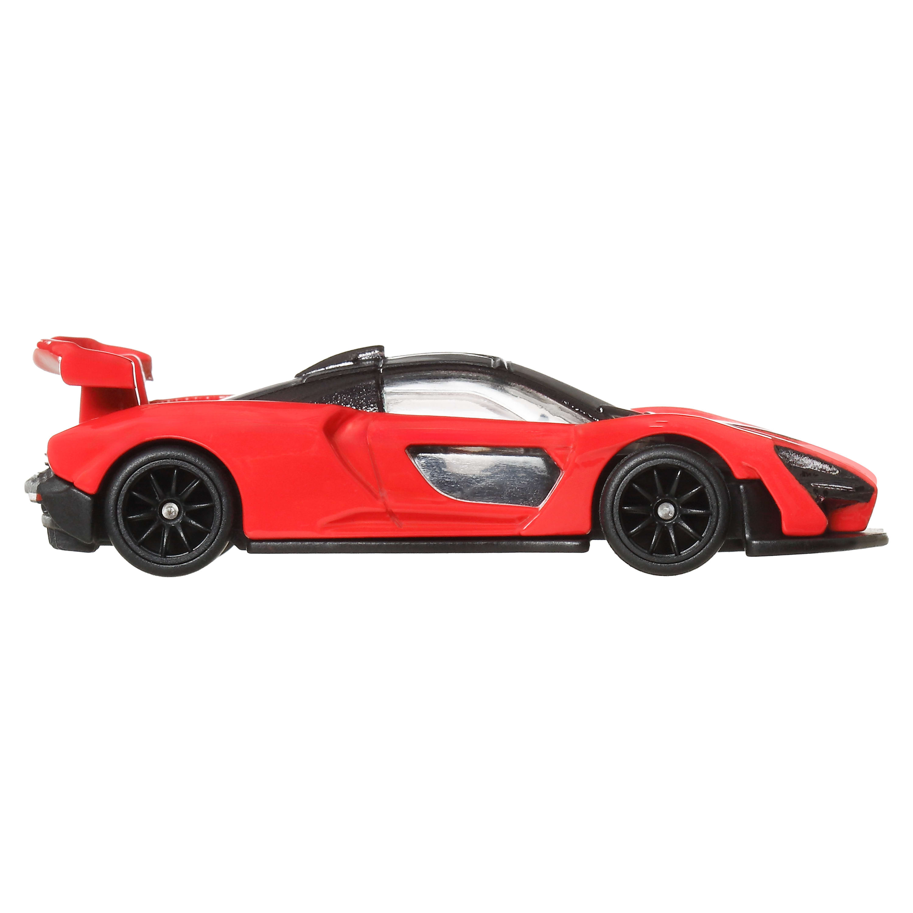 Ein rotes Spielzeugauto mit schwarzen Rädern und einem schwarzen Dach vor weißem Hintergrund.