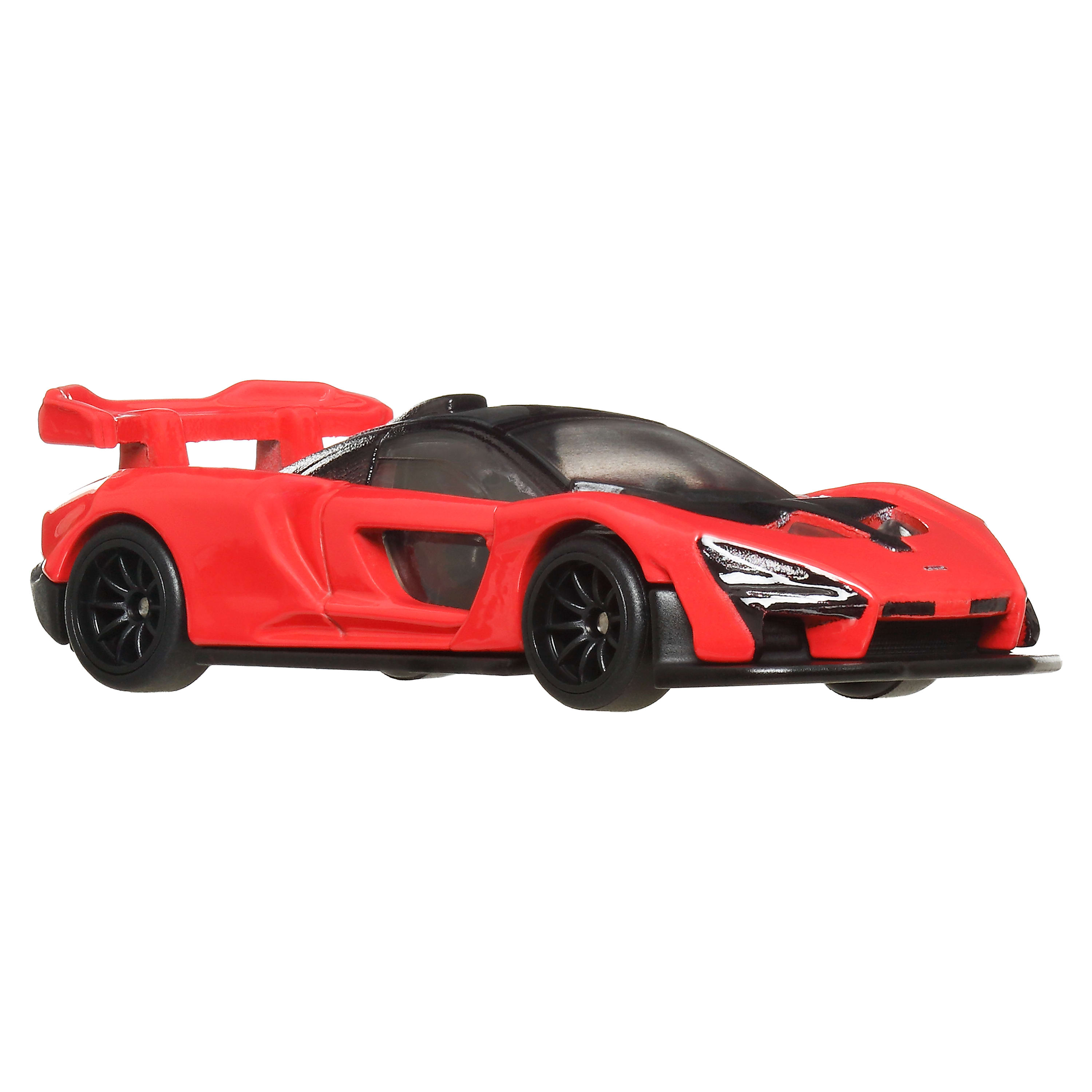 Rotes Spielzeugauto mit schwarzem Dach und Rädern. Es hat einen Spoiler. Das Auto ist auf weißem Hintergrund.