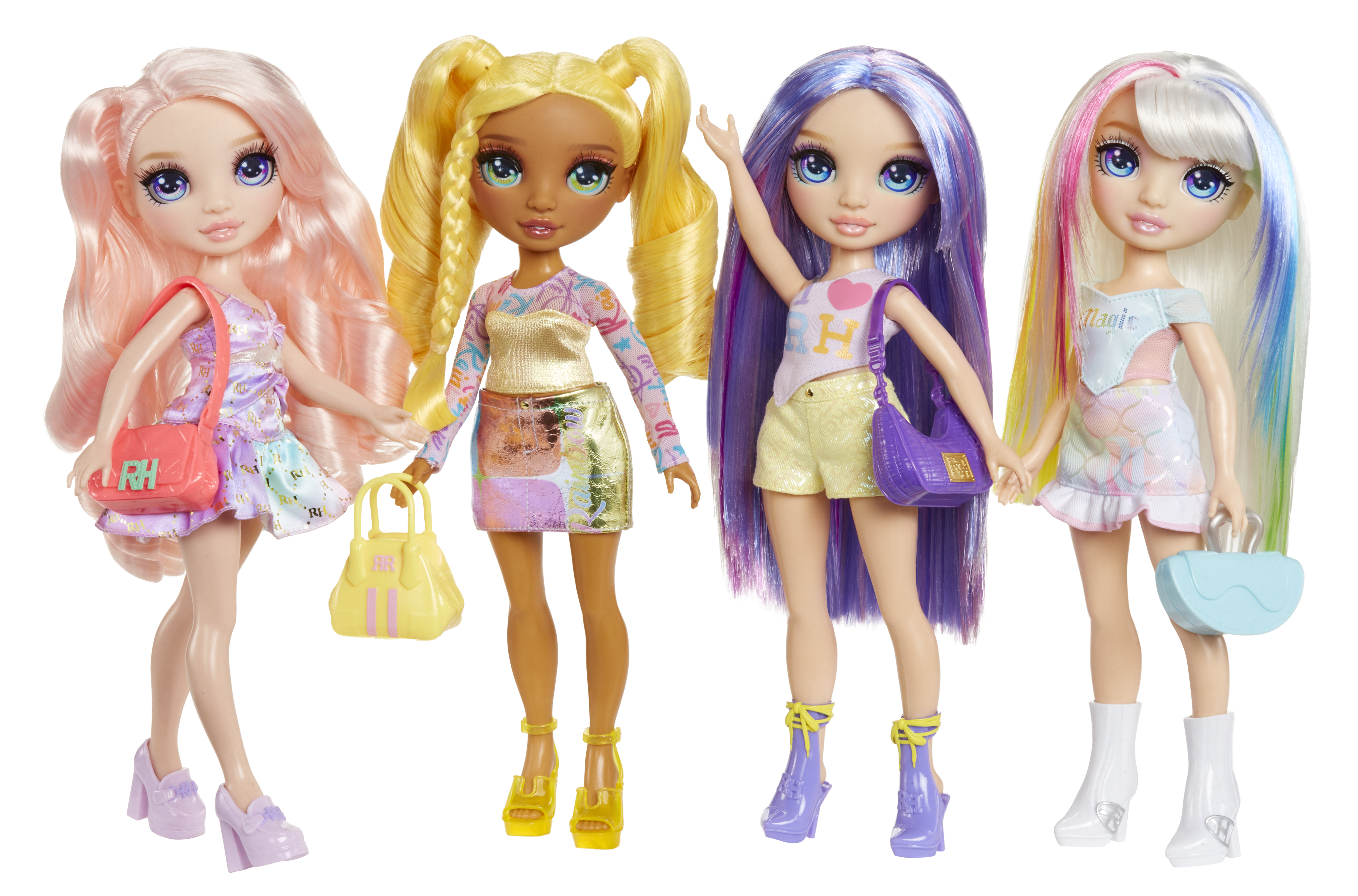 Cztery lalki modowe z kolorowymi włosami i stylowymi strojami. Każda lalka trzyma torebkę. Tło jest białe.