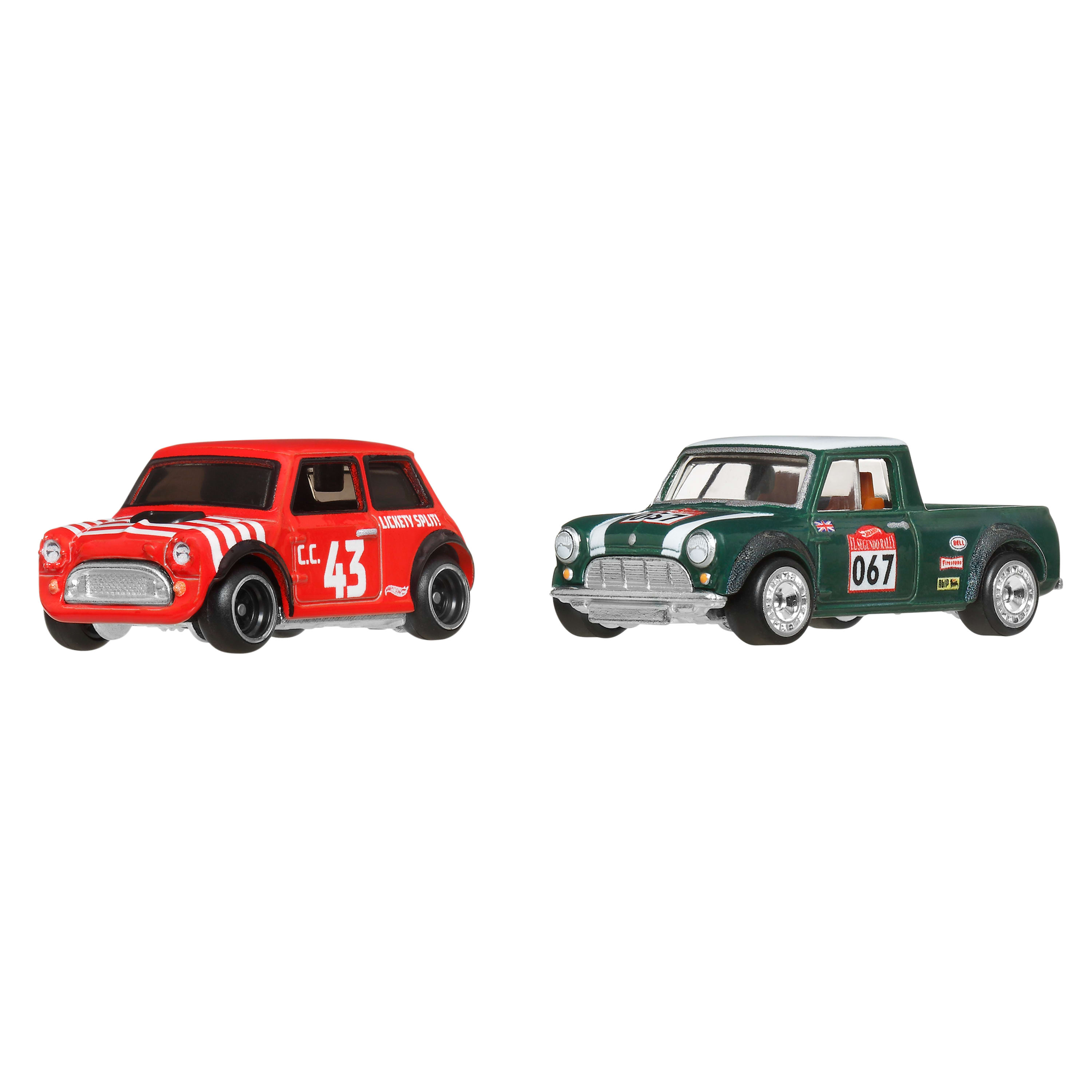 Zwei Spielzeugautos: roter Mini Cooper und grüner Pick-up-Truck, beide mit Rennaufklebern, vor weißem Hintergrund.