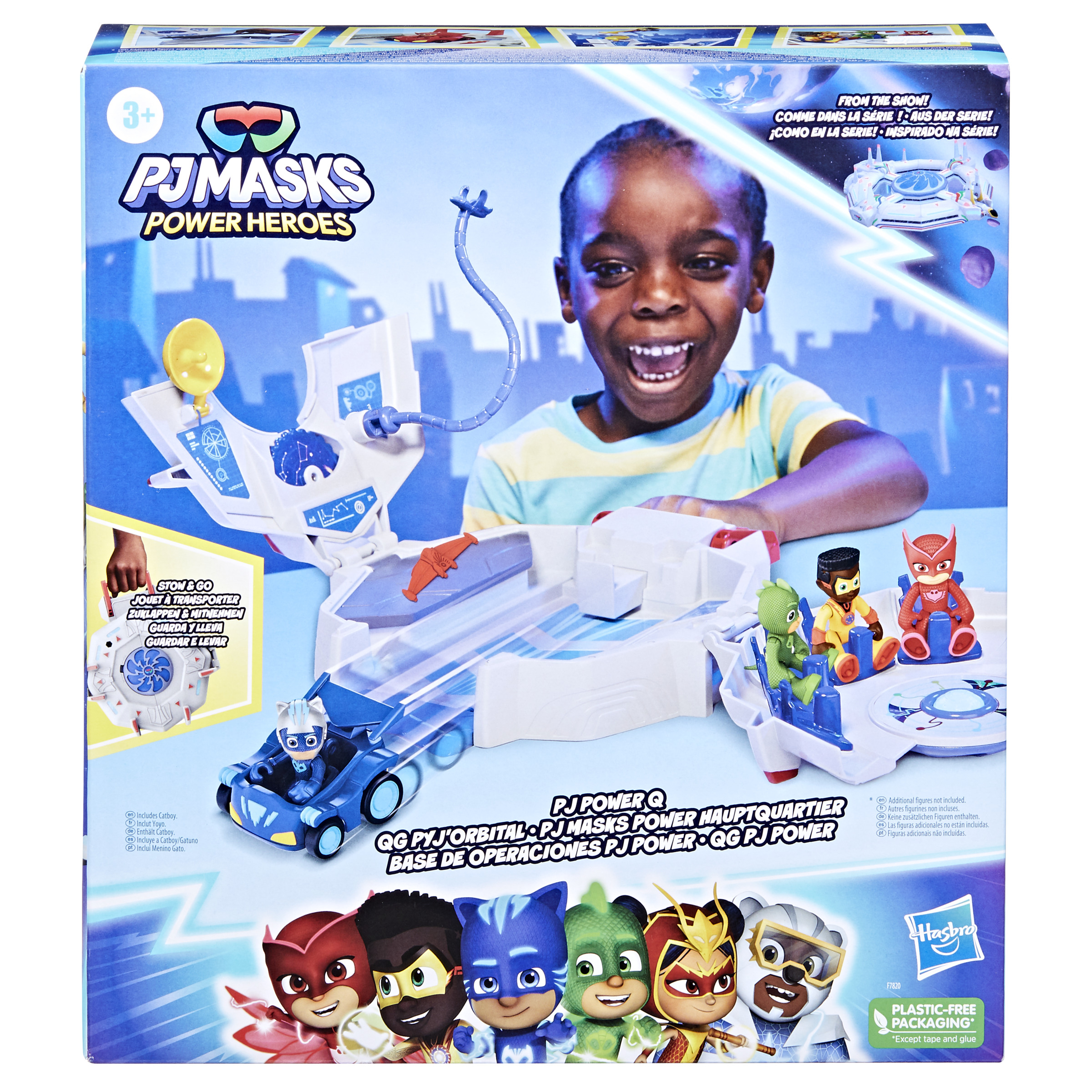 Een kind lacht naar een PJ Masks-speelset. De doos toont personages en een speelset met voertuigen.