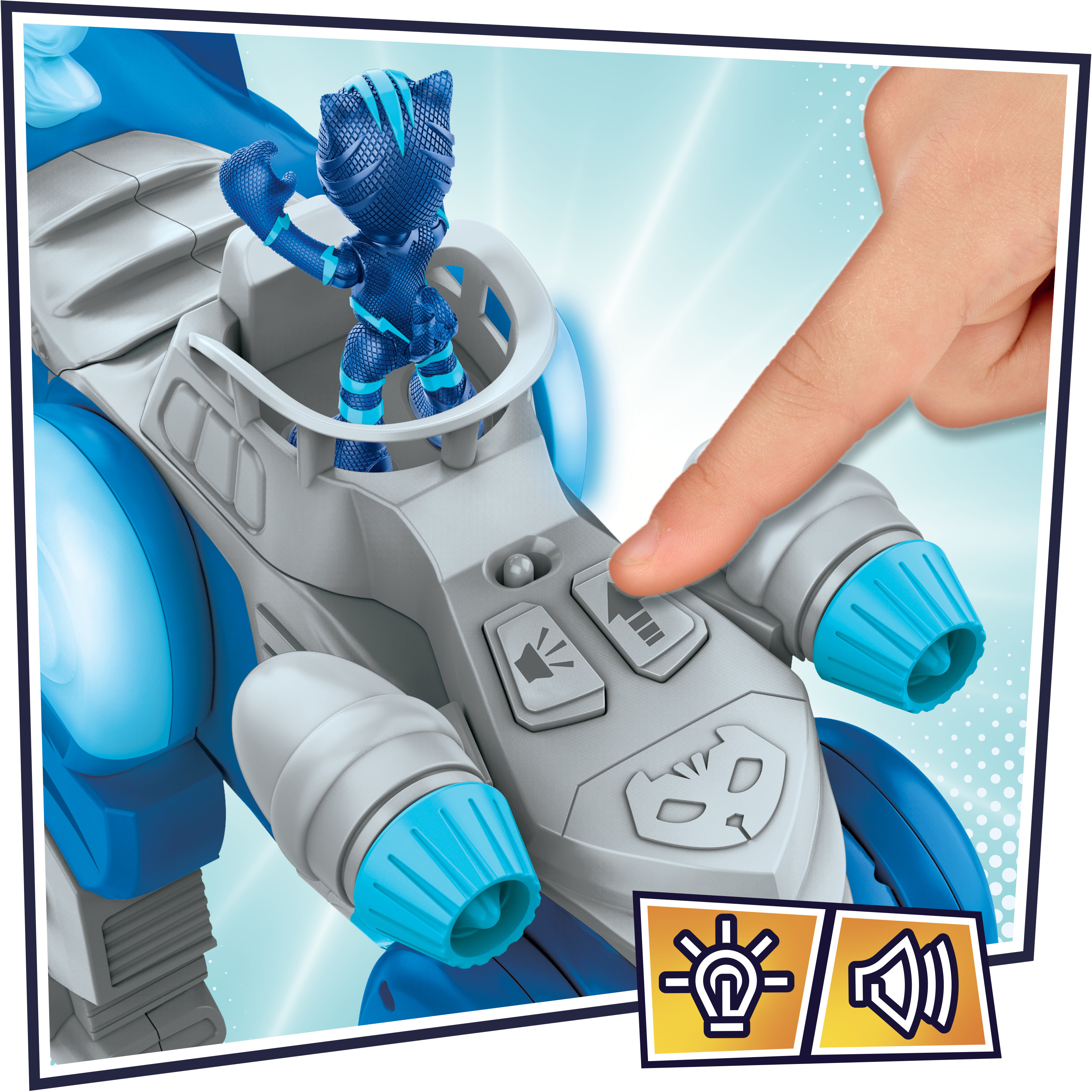 Zabawkowy pojazd z niebieską figurką. Palec naciska przycisk. Tło jest jasnoniebieskie.