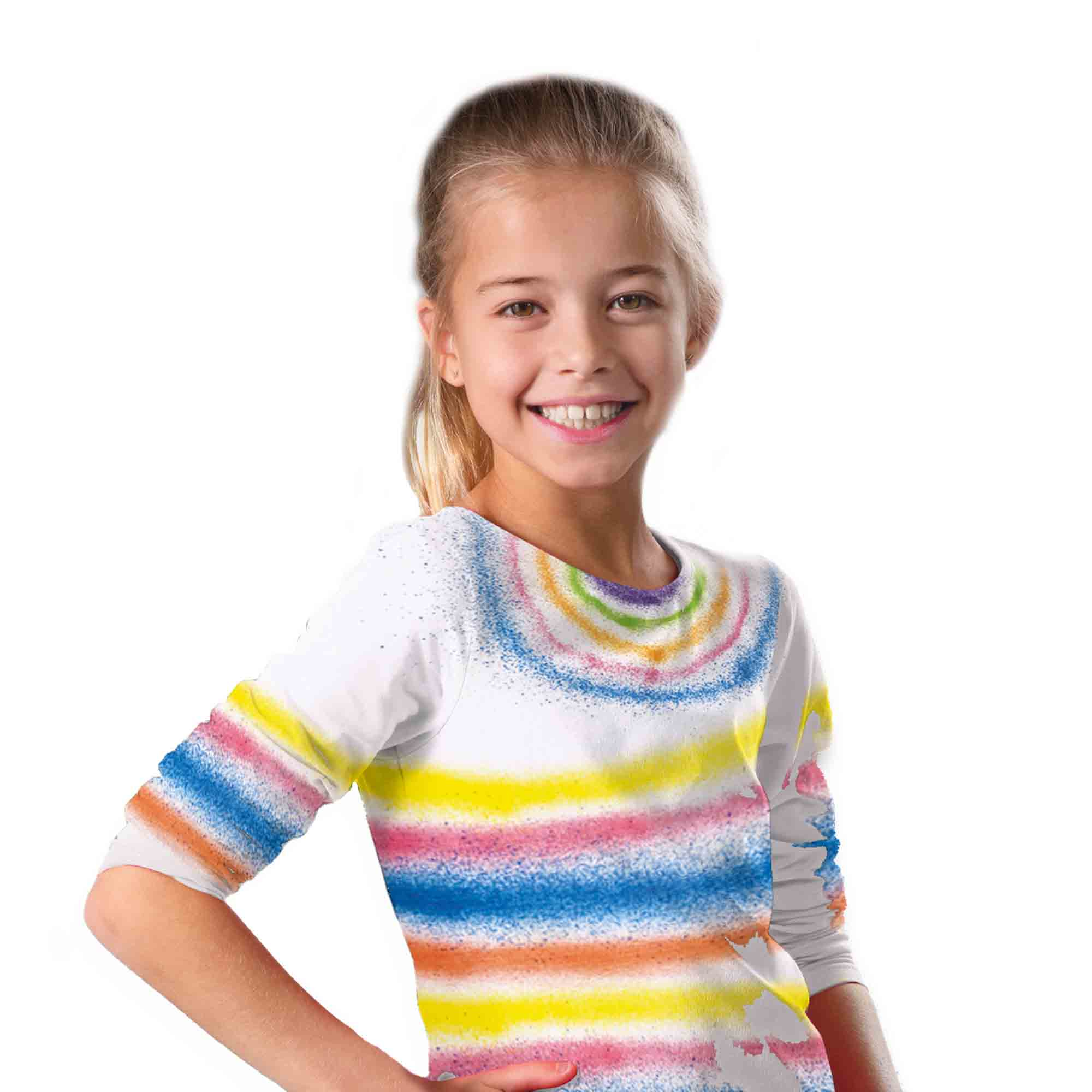 Uśmiechnięta dziewczyna w białej koszulce w tęczowe paski. Jej włosy są blond, spięte. Tło jest białe.