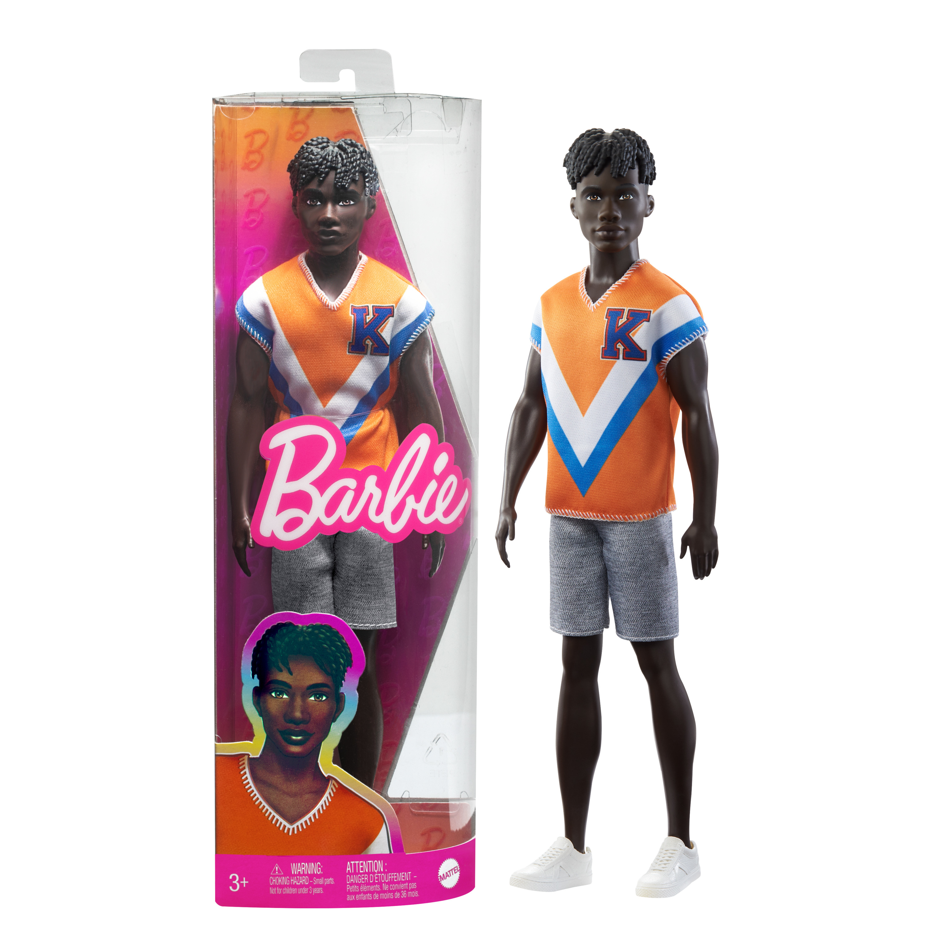 Eine schwarze Barbie-Puppe mit orange-weißem Oberteil mit blauen Akzenten, grauen Shorts und weißen Turnschuhen, mit ihrer Box.