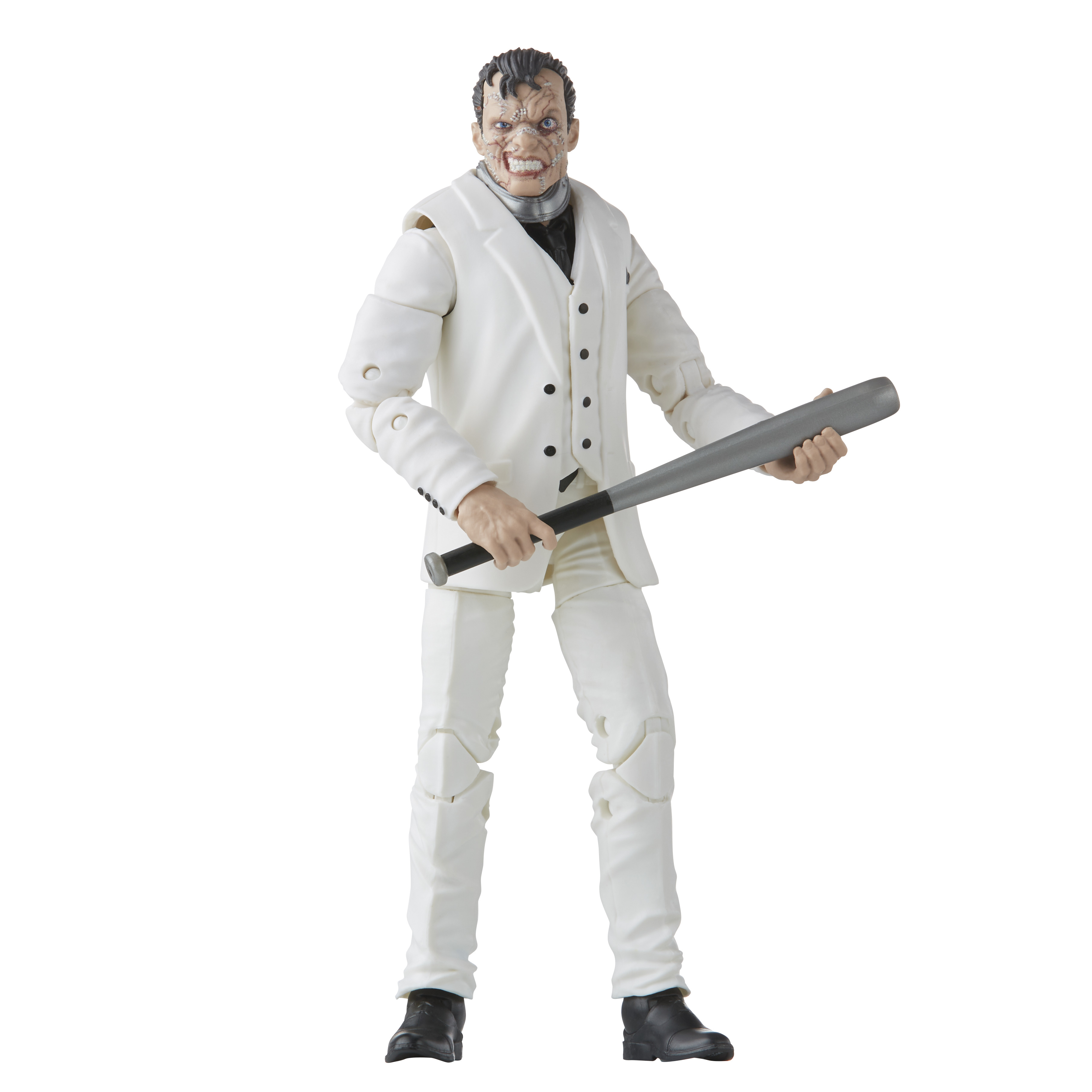 Figura mężczyzny w białym garniturze z bliznami na twarzy, trzymającego kij baseballowy.