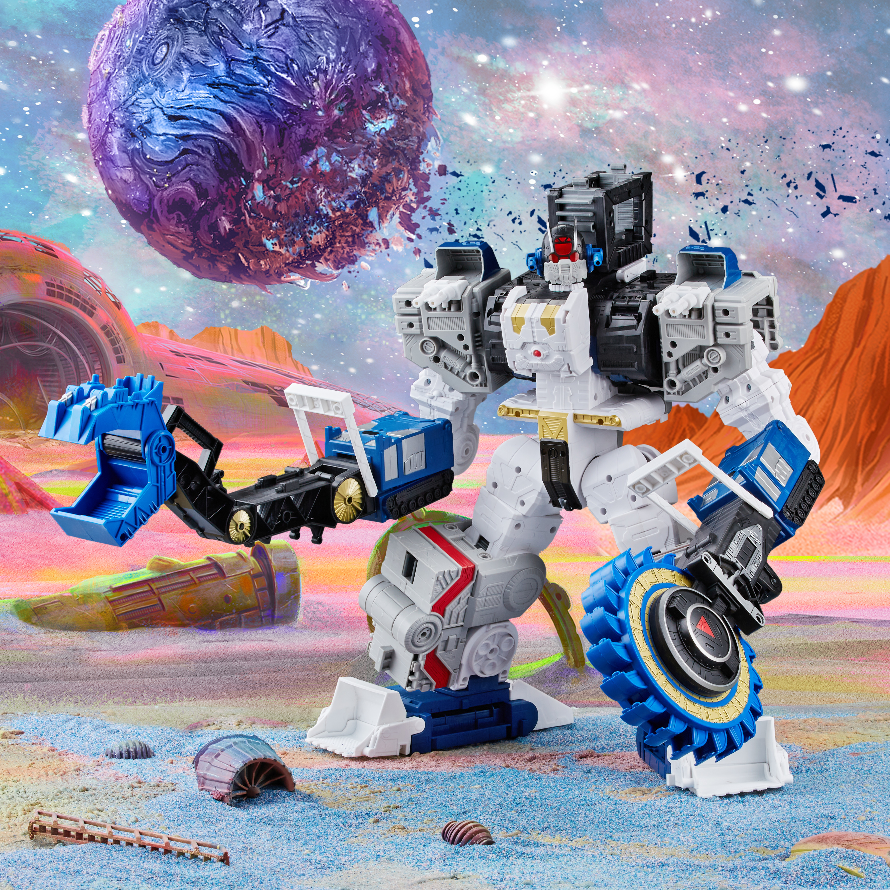 Un giocattolo robot bianco e blu è su un pianeta sabbioso. Un pianeta viola e strutture schiantate sullo sfondo.