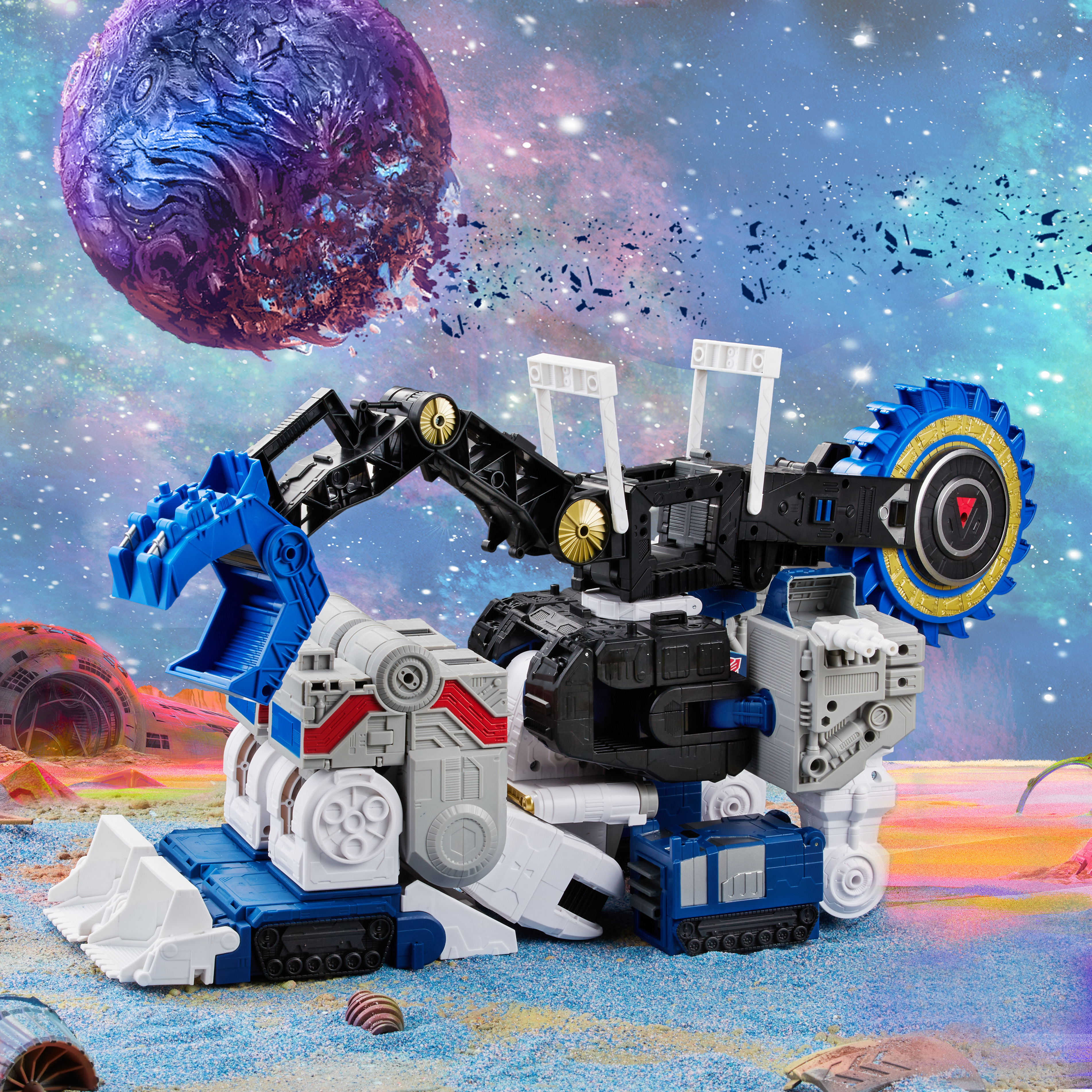 Un robot giocattolo in una scena spaziale. Ha parti blu, bianche, grigie e nere. Un pianeta viola e un cielo stellato sullo sfondo.