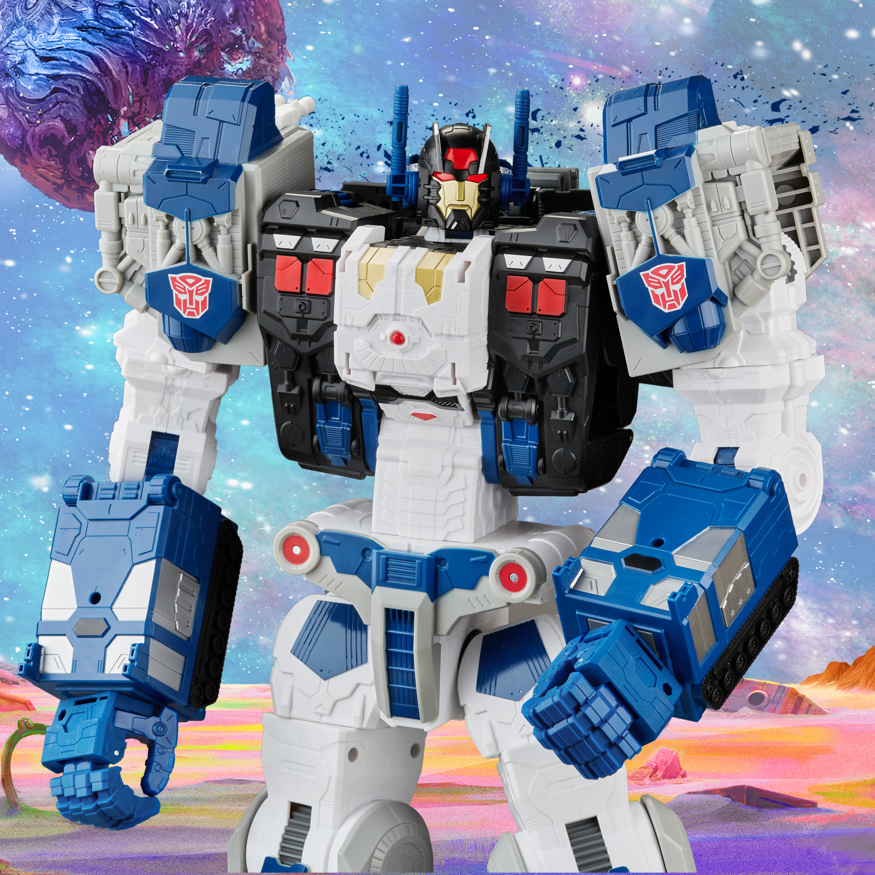 Un grande giocattolo Transformer in bianco, nero e blu, su uno sfondo colorato a tema spaziale con un pianeta.