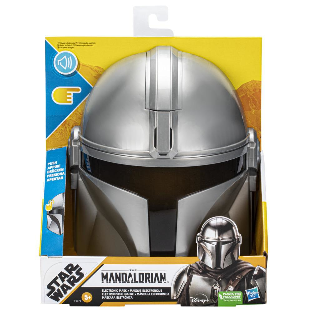 Un casco de juguete Mandalorian está en su caja. El casco es plateado con una visera negra. La caja es amarilla y tiene el logo de Star Wars.