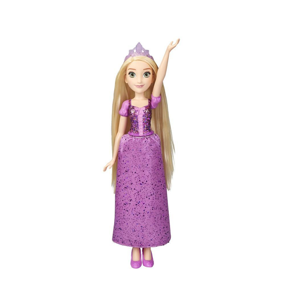 Una bambola di Rapunzel con il braccio alzato. Indossa un vestito viola e una tiara, con lunghi capelli biondi. Lo sfondo è bianco.