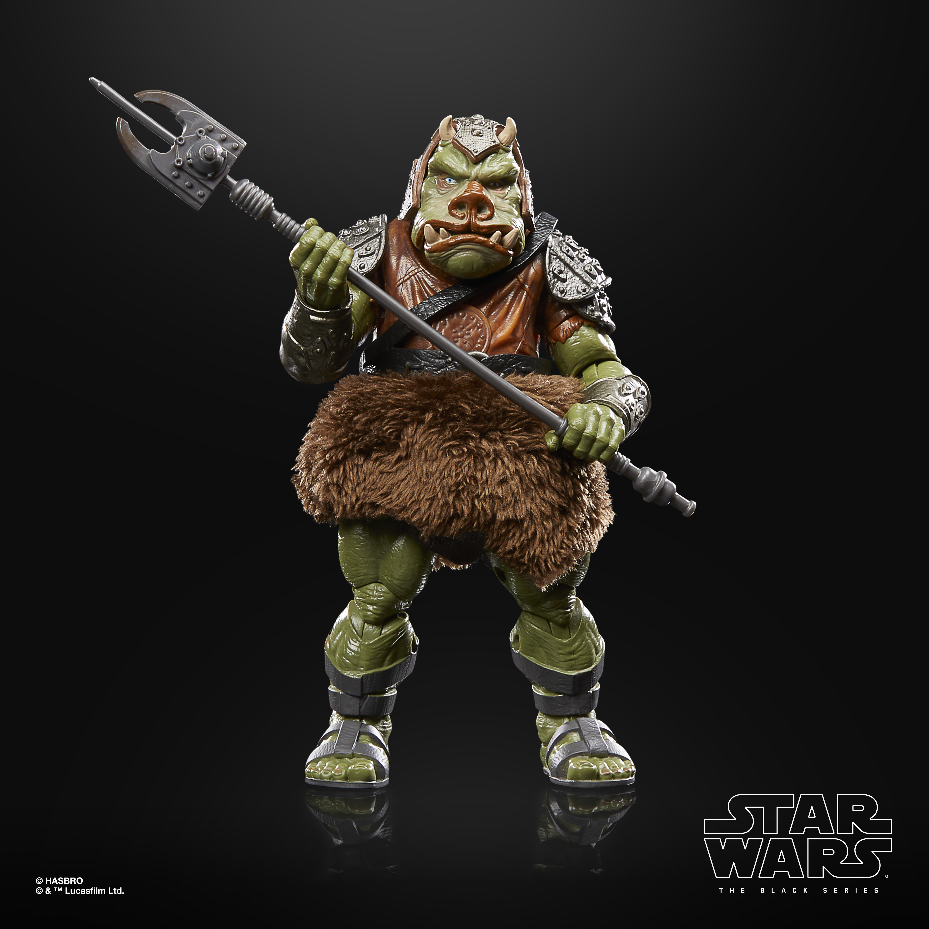 Un Gamorreano de piel verde, una figura de Star Wars, sostiene un hacha de metal. Lleva armadura y una falda de piel, sobre un fondo negro.