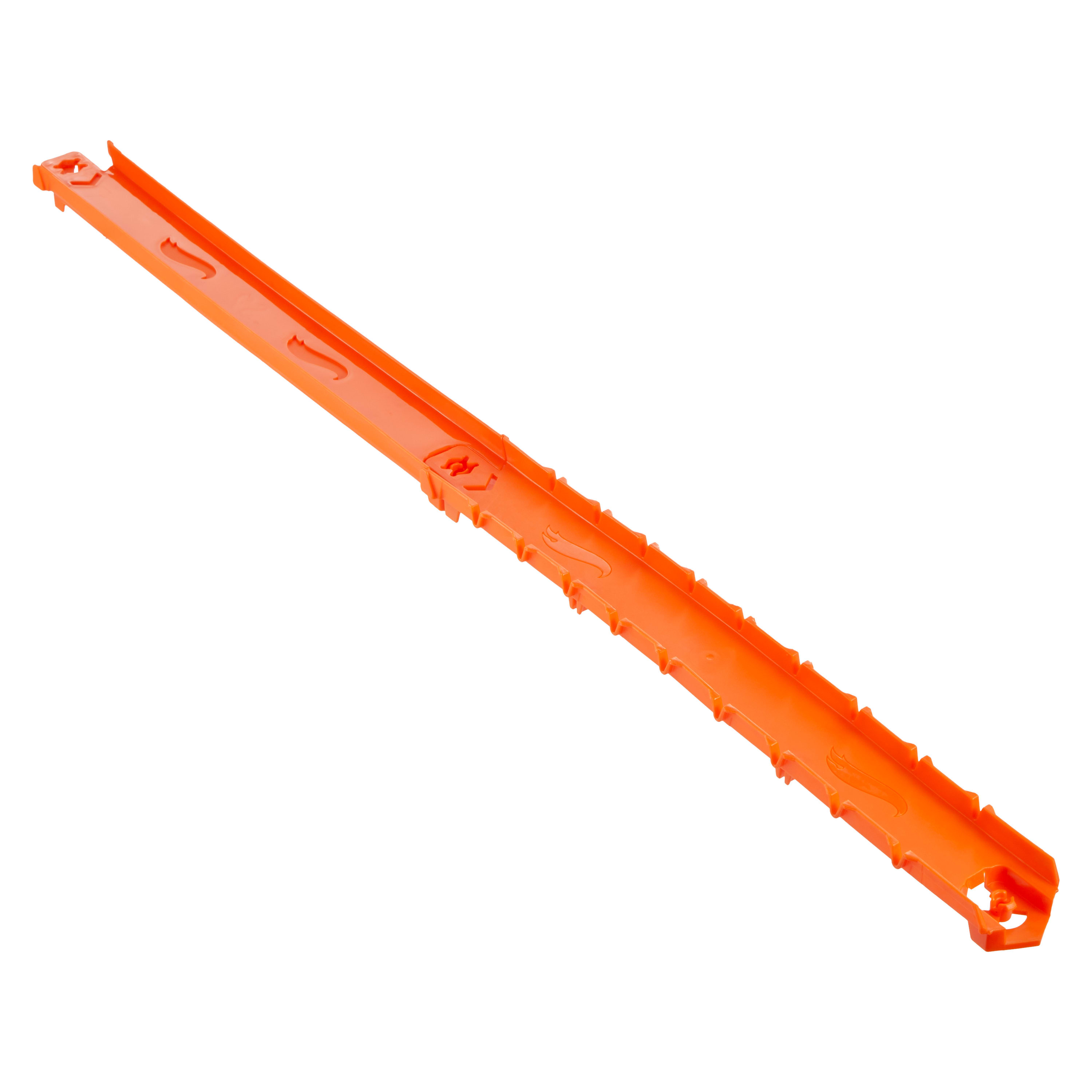 Pomarańczowy element toru Hot Wheels, ustawiony ukośnie, na białym tle.