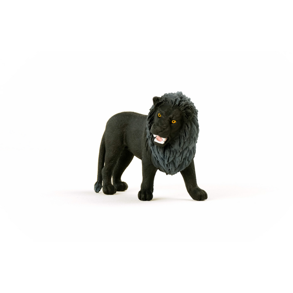 Un giocattolo di leone nero con criniera grigia e occhi gialli è su una superficie bianca. Il leone guarda a sinistra con la bocca aperta.