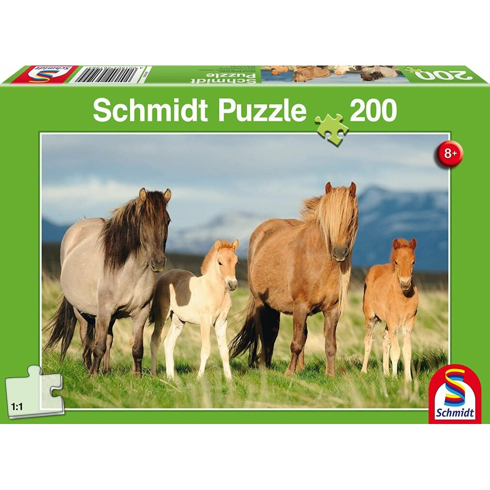 Pudełko z puzzlami przedstawiające cztery konie na zielonej łące z górami w tle. Pudełko jest zielone i ma logo Schmidt Puzzle.