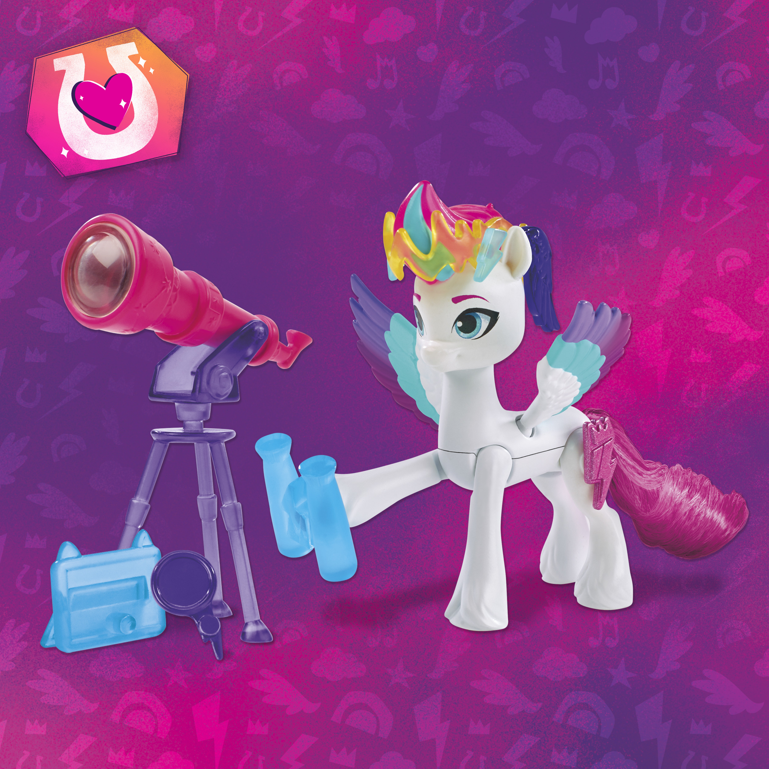 Biała zabawka kucyka z kolorowymi skrzydłami i włosami, obok czerwonego teleskopu i niebieskich akcesoriów, na fioletowym tle.