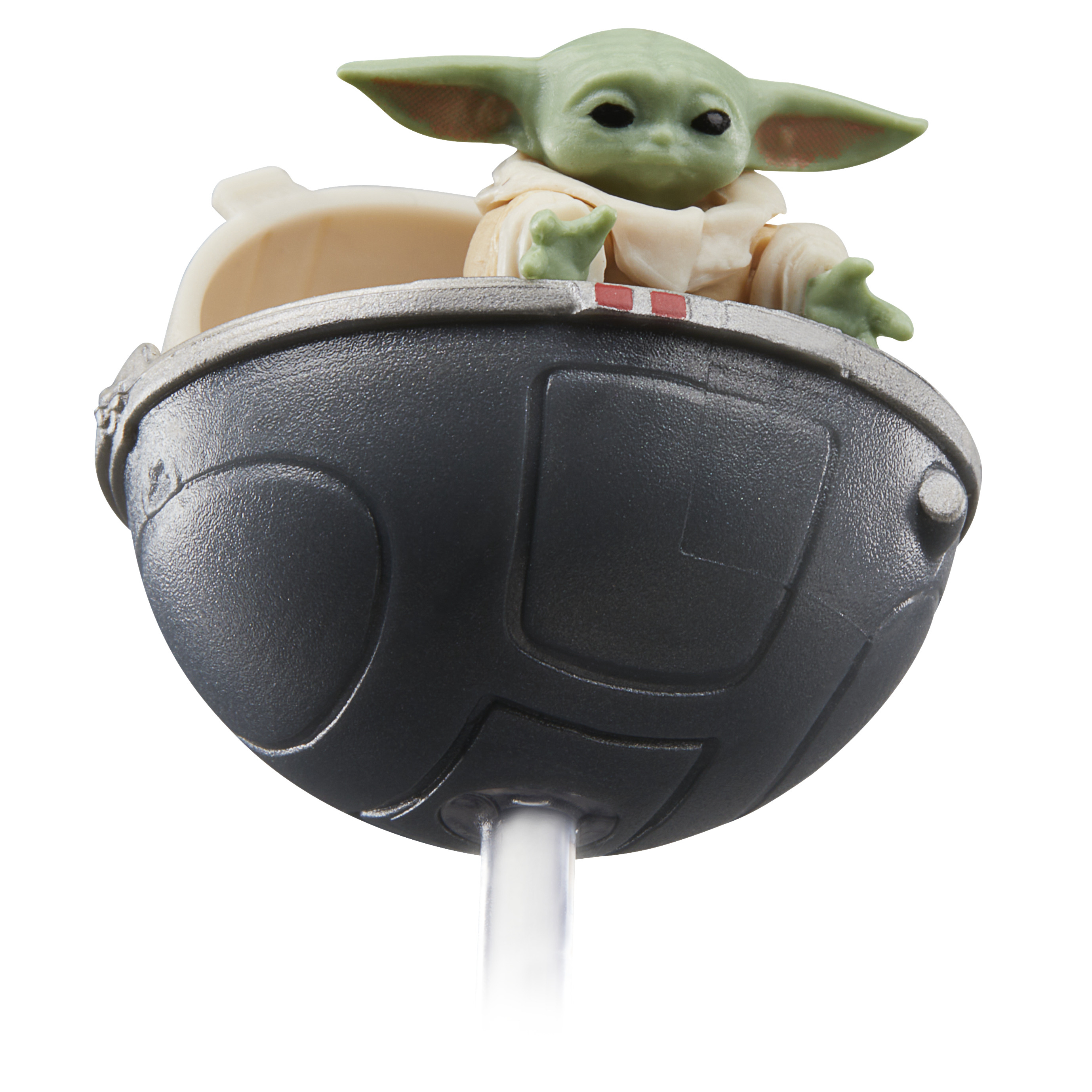 Bir Baby Yoda figürü bir bölmede. Büyük kulakları var ve yeşil. Bölme siyah ve şeffaf bir standın üzerinde duruyor.