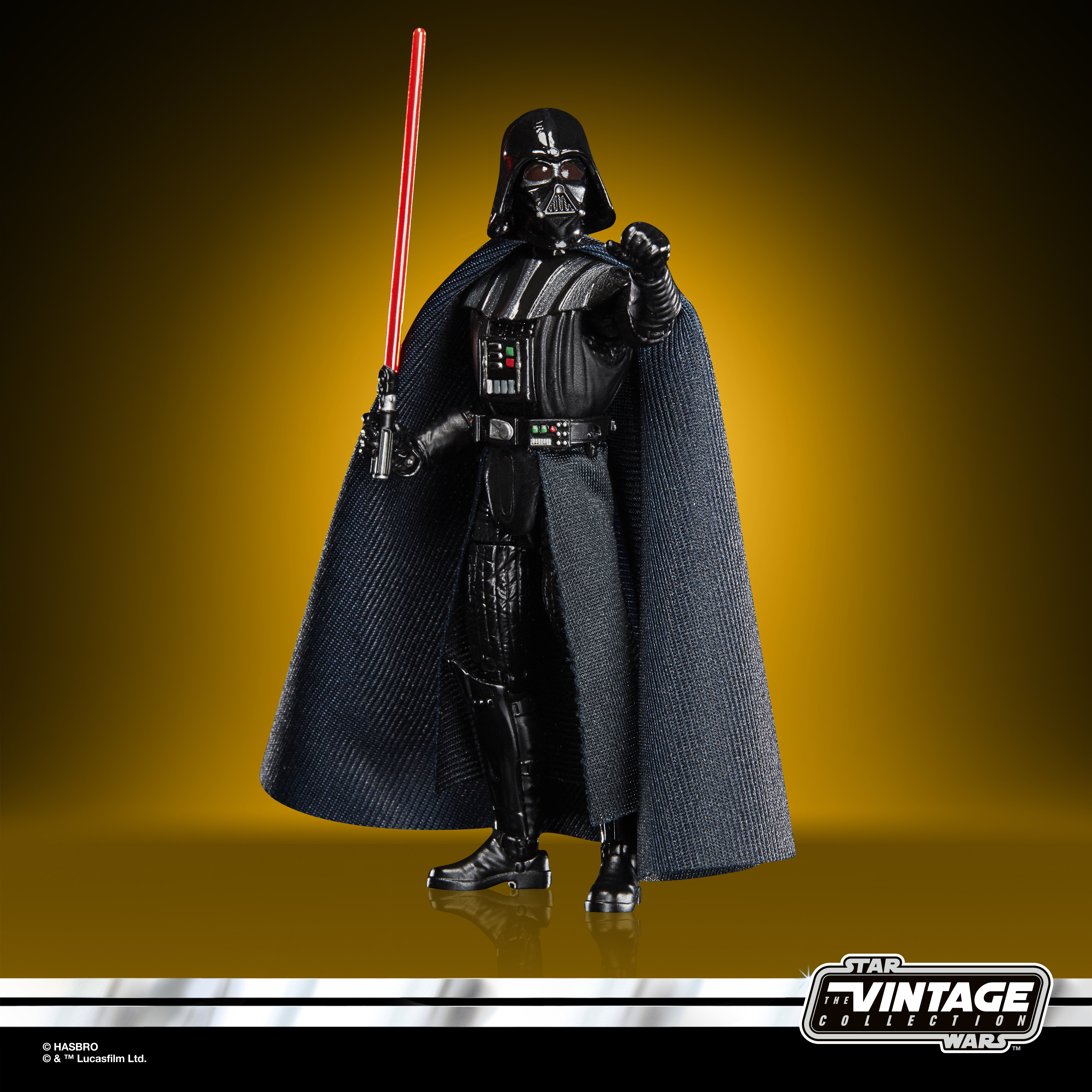Action figure di Darth Vader con spada laser rossa, tuta nera e mantello. Sfondo dorato con logo di Star Wars.