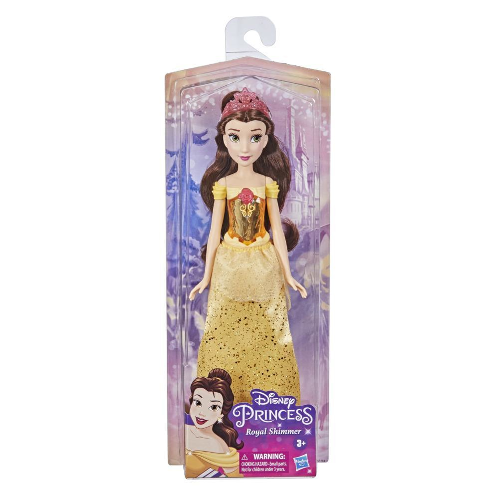 Una bambola Disney Princess nella confezione. La bambola è Belle, indossa un vestito giallo e una tiara. La confezione ha il marchio Disney Princess.