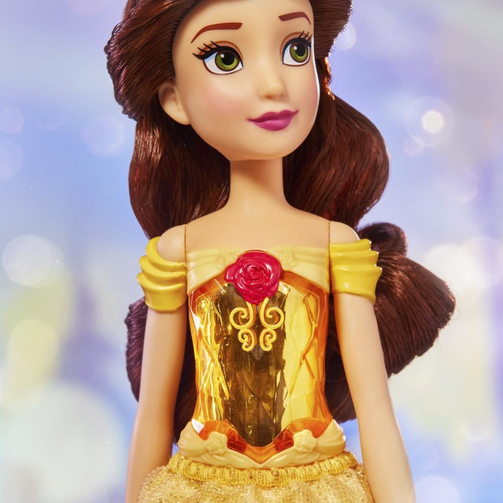 Una bambola di Belle con capelli castani e un vestito giallo. L'abito ha una rosa rossa e dettagli dorati. Lo sfondo è sfocato.