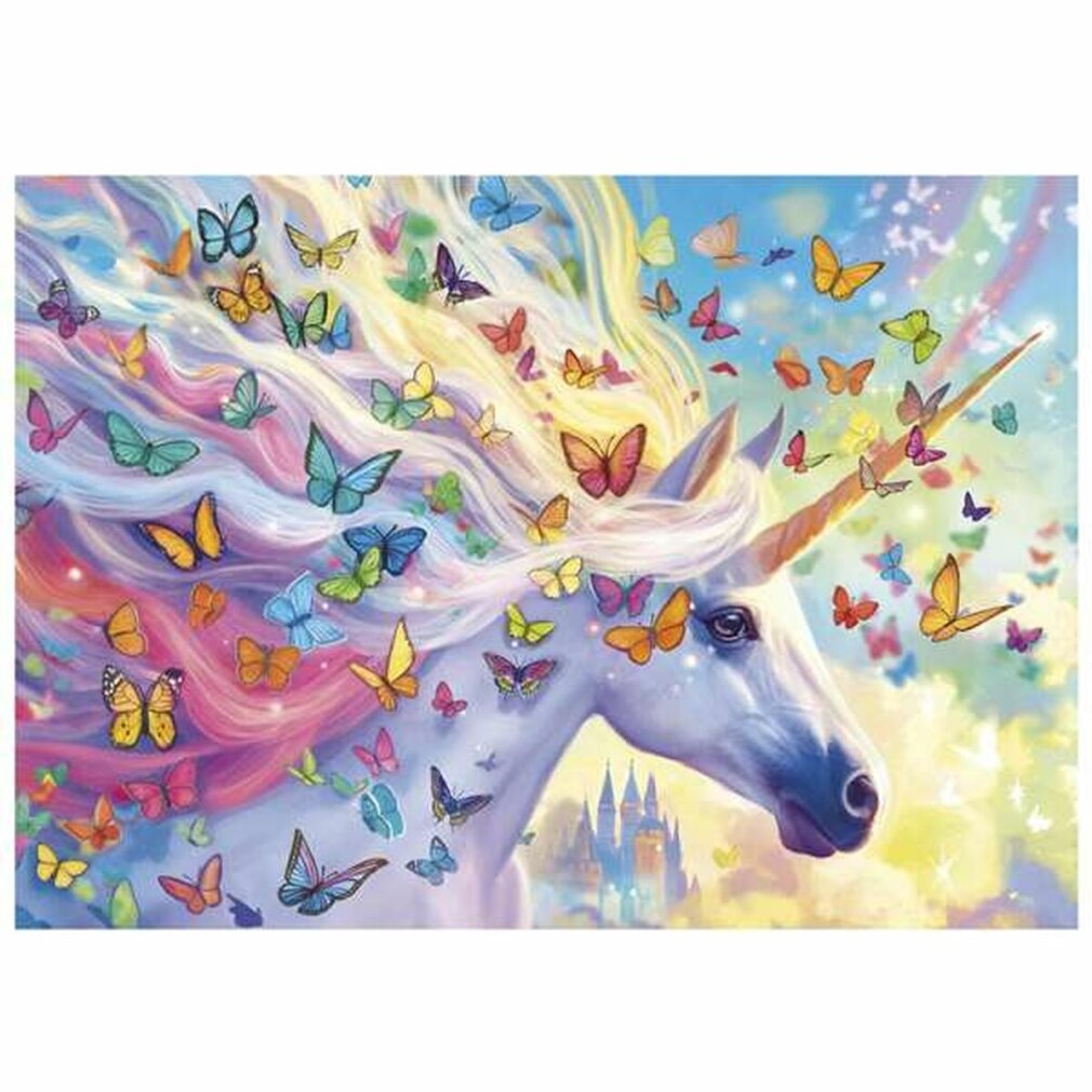 Ein weißes Einhorn mit goldenem Horn und fließender Mähne, umgeben von bunten Schmetterlingen. Im Hintergrund ist ein Schloss.