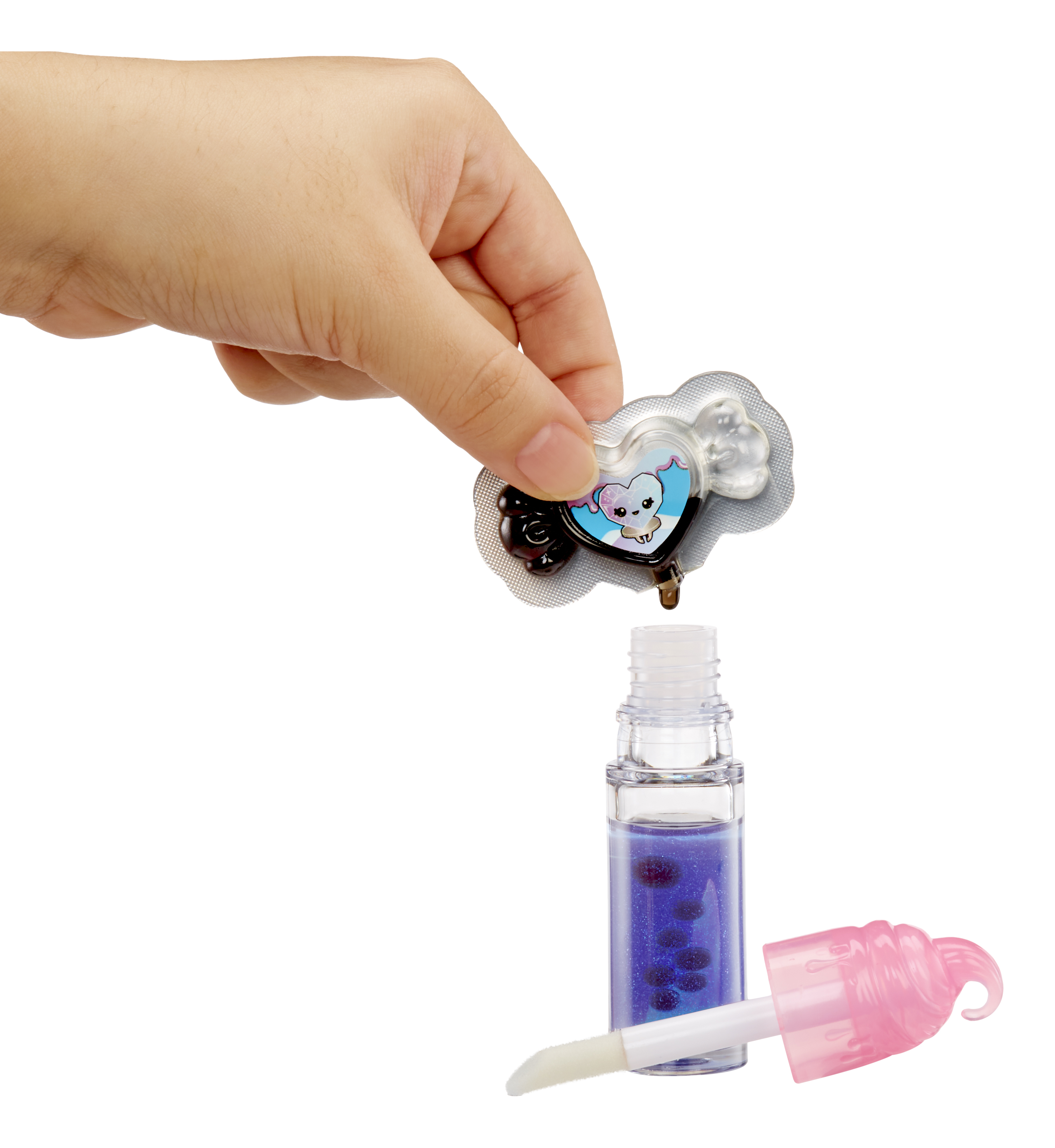 Eine Hand hält einen herzförmigen Anhänger über einer Lipgloss-Flasche. Der Glanz ist blau mit Glitzer, und die Kappe ist rosa.